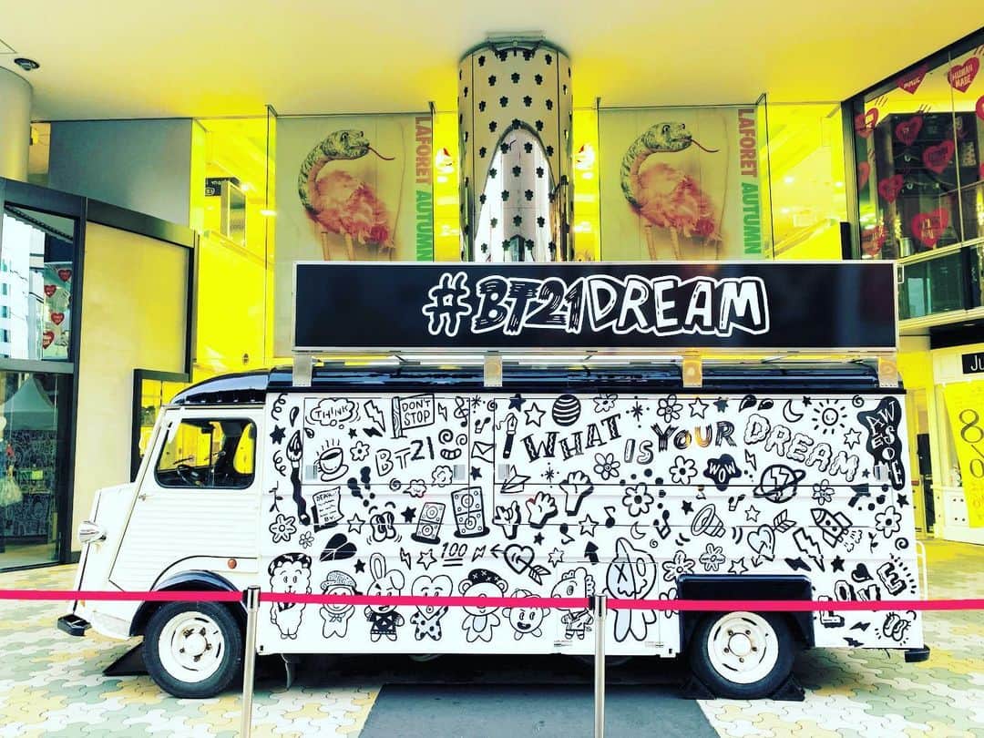 のインスタグラム：「今朝の 原宿表参道は快晴なり…☀️ 清々しくさわやかな秋晴れの朝🌅 朝ラン＆ウォークは快調でした…🏃‍♂️👟 さて 本日のYOKANは 昨日に引き続き YOKAN STUDIOにて作業三昧…✏️🎹🎼 合間に 中抜けしてレコーディング…🎺🎷📯♬ なかなか進まない スタジオの断捨離＆大掃除も…🙋‍♀️ （レンジャー募集中！！！） 楽しみながらがんばりまーす✌️ みなさま 笑顔でステキな1日を…💓 #harajuku #omotesando #原宿 #表参道 #tokyo #japan #morning #朝 #朝ラン #running #walking #ウォーキング #晴れ #OhaYOKAN #streetart #街角アート #carart #車アート #citroen #シトロエン #bt21 #bt21dream #laforlet #ラフォーレ原宿 #インスタ映え #instagram #instadaily #笑顔でステキな1日を💓」
