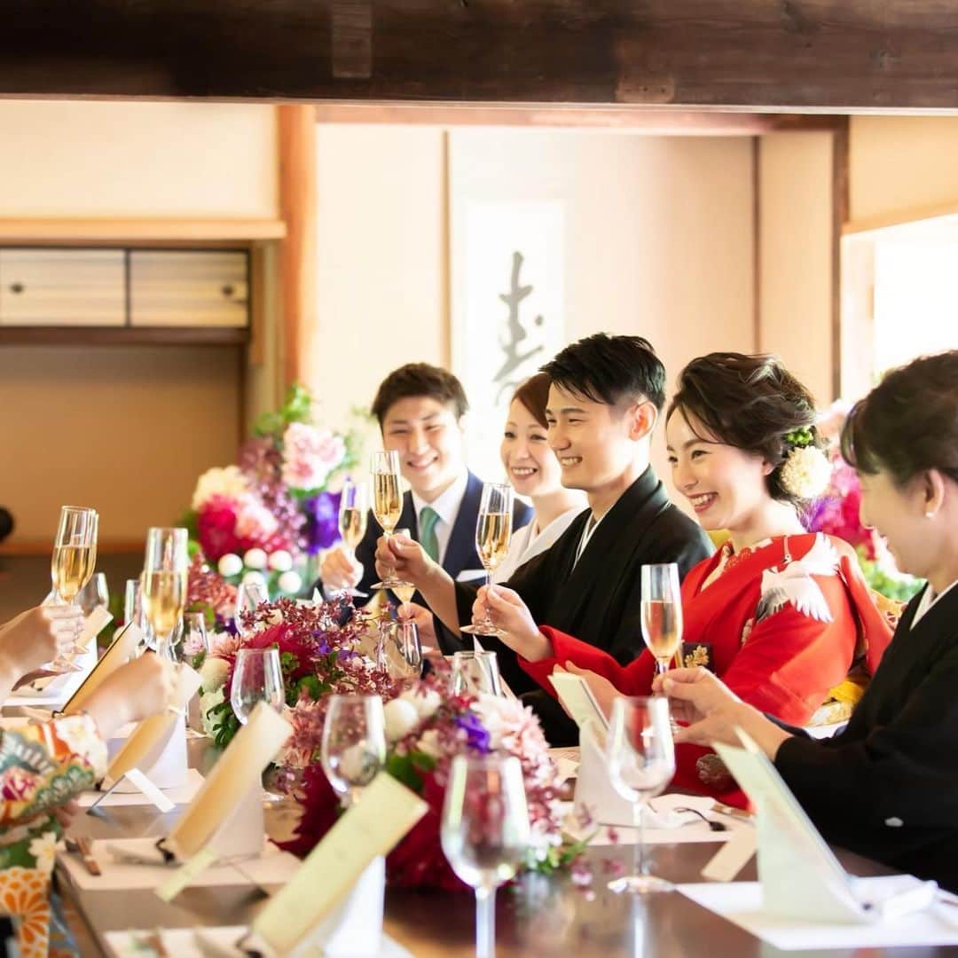 The KAMAKURA WEDDINGさんのインスタグラム写真 - (The KAMAKURA WEDDINGInstagram)「はばたく鶴は、未来に向けての飛躍を意味する縁起の良い柄。朱赤の引き振袖には萌黄色の帯を合わせてより華やかに。紫の小物で大人っぽく仕上げる。幸せオーラいっぱいの花嫁に会話も弾む会食会に。」9月15日 6時55分 - thekamakurawedding