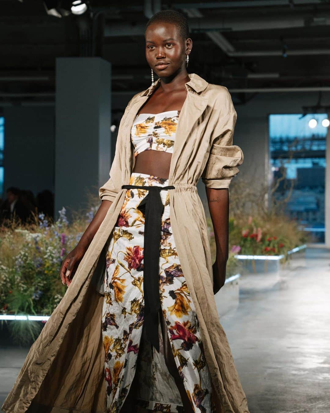 Fashion Weekのインスタグラム：「Striking a pose at the end of the @JasonWu September 2019 #NYFW runway. 📸 @JohannaSiring」
