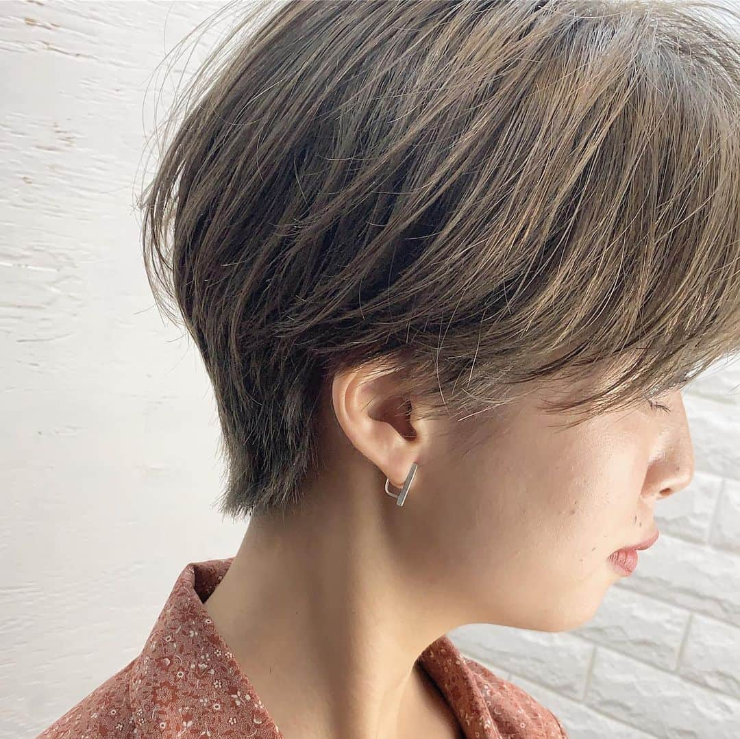 並木一樹さんのインスタグラム写真 - (並木一樹Instagram)「秋に向けてヘアチェンジ🌿🌿✨ ・ バッサリハンサムショートにブリーチを一回してオリーブベージュをオン🌿🌿🌿 ・ 透明感あって肌も綺麗に見えるカラーで可愛いです🌿🌿 髪型に悩んでる方もお気軽に相談してください😊 ・ #bob#color#ワンレンボブ#パツっとボブ#ボブヘアー#ハイライト#オリーブベージュ #ハイライトカラー  #namikihair #short #ショートヘア #ベリーショート #ハンサムショート」9月15日 7時04分 - casi_namiki