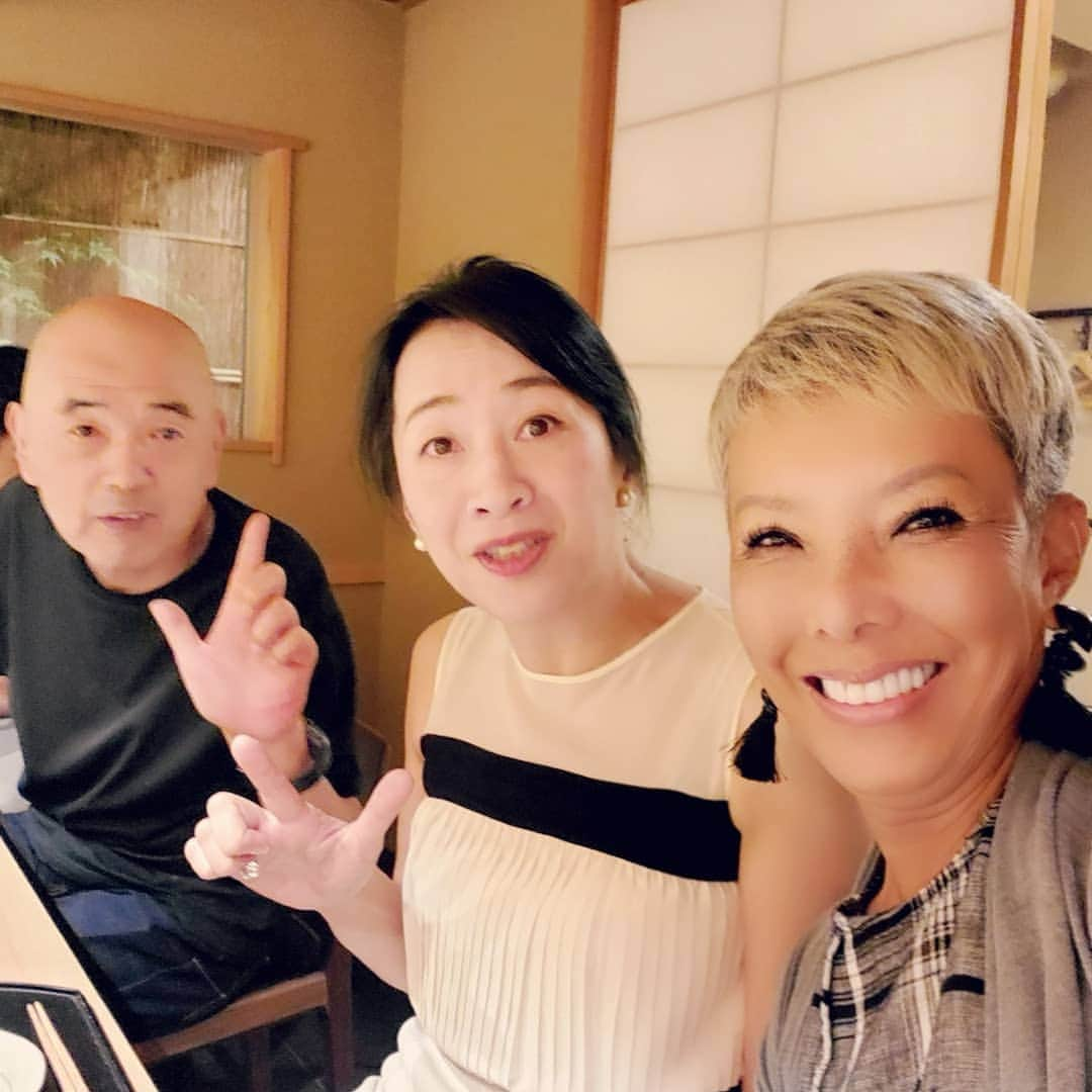 ピーターさんのインスタグラム写真 - (ピーターInstagram)「先日は、 京都の奥村社長のご招待で、 名店｢鈴江｣にて会食‼️ 相変わらずの、 最高のディナー🍷🌙✨ 親友の、 桐木千寿さんのお誕生日かねての集まりでしたので、  二次会は祇園の ｢桝梅｣さんに💕  ピーの１つお姉さんの桐木さん❗ おめでとうございました🎁❤❤ 慎之介拝  #ピーター #池畑慎之介 #桐木千寿 #奥村社長 #鈴江 #桝梅 #京都の宴 #ロングバケーション」9月15日 7時13分 - oziba1952