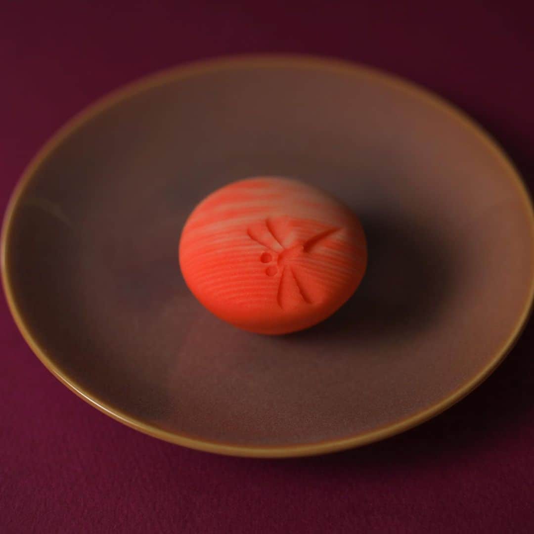 のインスタグラム：「今日の和菓子はねりきりで作った赤とんぼです。 ねりきりとは白餡に餅や芋を混ぜて作った和菓子で 茶道 で使われる「主菓子」の一種です。 撮影 用に作成しました。  フェイスブックページのいいね！もよろしくお願いします。 https://www.facebook.com/shishisu/ Today's wagashi is Dragon fly with Nerikiri. The Nerikiri is the material of wagashi made by mixing the rice cake and yam in white bean. Is a kind of "Jounamagashi" as used in the tea ceremony. The sweets I've made for the shooting. #福泉堂  #和菓子  #楽しい #funny #my_eos_photo #出雲  #swag #カメラ好きな人と繋がりたい  #写真好きな人と繋がりたい　 #model #life #可愛い #Japan #wagashi  #جميل #кондитер #ファインダー越しの世界 #ハワイ #work #hawaii #happy #Mignon  #igfood #lifestylenipponpic #photooftheday #เค้ก #sweets #торт #yummy  mahalo」