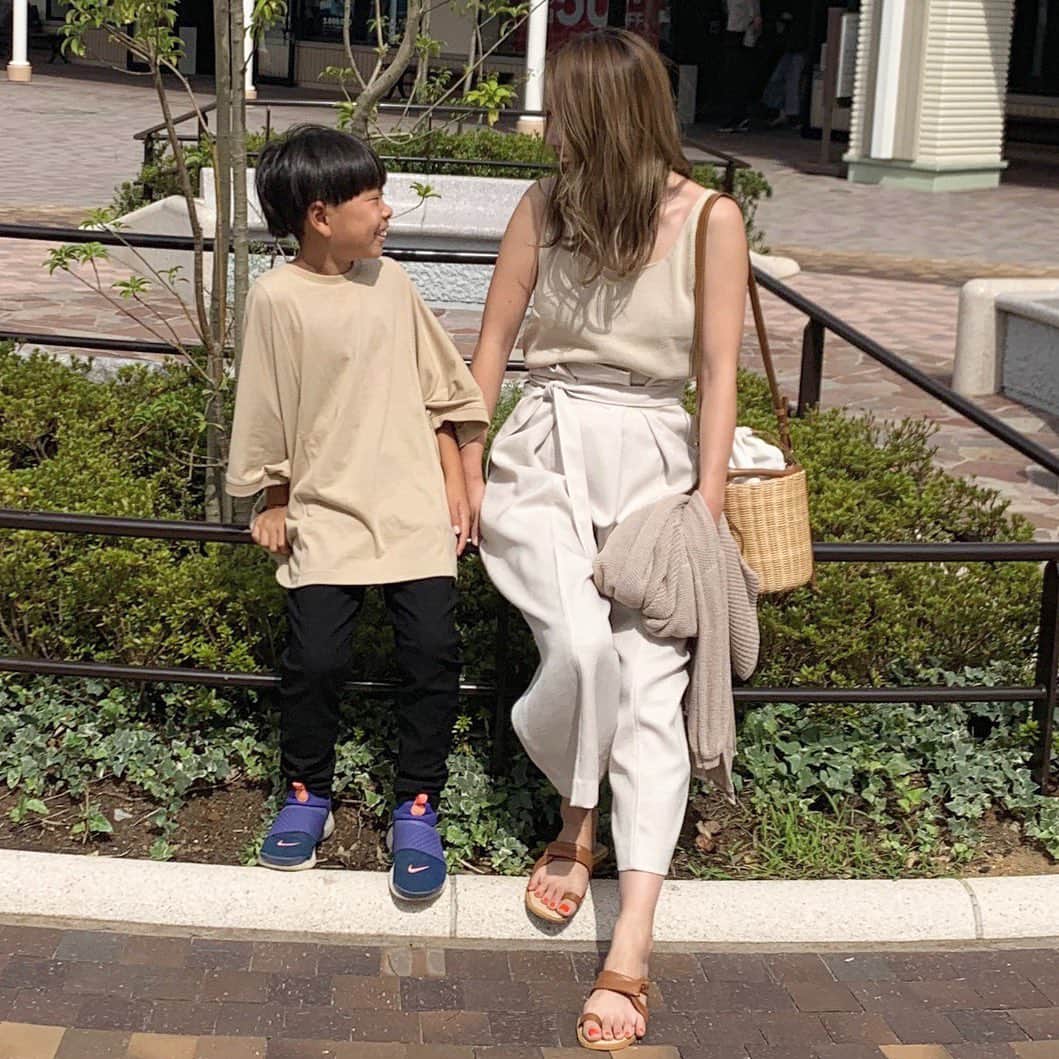 のインスタグラム：「#親子コーデ 💛 ・ ・ ベージュでリンクコーデ🐻 たまには一緒に撮ろって言ったら喜んじゃうとこ←可愛い❤️ 手繋いでて、ママの手から逃げれたら勝ちねって言ったら…離したくなーいって←キモかわ😂 ・ ・ スワイプ▷▶︎▷▶︎ 抹茶のかき氷＆抹茶ラテ黒糖味タピオカ 美味しかった✨😋💕 ・ ・ ━━━━━━━━━━━━━━━」
