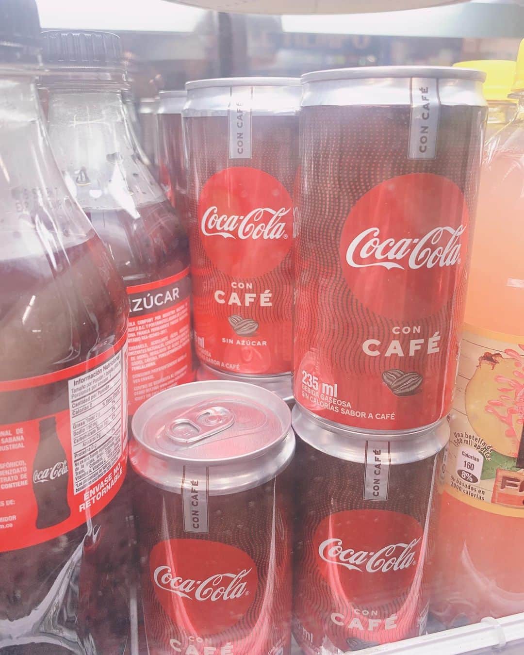 青木美沙子さんのインスタグラム写真 - (青木美沙子Instagram)「コロンビアのボゴタにあるスーパーマーケットでお買い物💓 コーヒー豆やコーヒー×コーラなどコロンビア名物をお土産に買いまし💓 #コロンビア #ボゴタ #観光」9月15日 7時34分 - misakoaoki