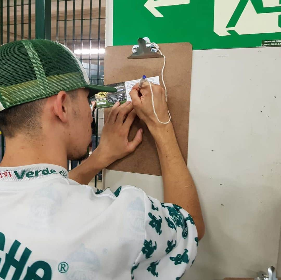 サッカー ブラジル代表チームさんのインスタグラム写真 - (サッカー ブラジル代表チームInstagram)「No @allianzparque a fila para captação de dados já estava grande! A promoção dos carros começou em @palmeiras x @cruzeiro. Tem muito jogo do @brasileirao com sorteio de @fiat pra vir por aí!」9月15日 7時34分 - cbf_futebol