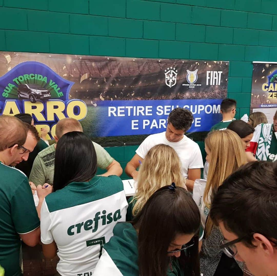 サッカー ブラジル代表チームさんのインスタグラム写真 - (サッカー ブラジル代表チームInstagram)「No @allianzparque a fila para captação de dados já estava grande! A promoção dos carros começou em @palmeiras x @cruzeiro. Tem muito jogo do @brasileirao com sorteio de @fiat pra vir por aí!」9月15日 7時34分 - cbf_futebol