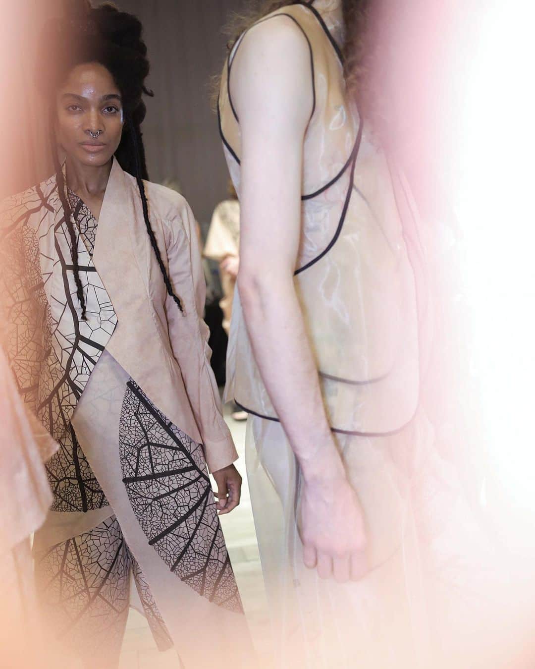 スリーアズフォーのインスタグラム：「“Human plant” spring summer 2020 backstage pictures by @schohaja featuring @ladene_clark Thank you everyone that was a part and helped to make our show #threeasfour happen: casting @barbarapfister @style360nyfw @klarna @klarna.usa @skechers @rado @jvincentmakeup @nymbrands sound: @benbrunnemer  animation film/ show visuals @brainclosed @georgiastudio production @isewhitestylist @marcelokrasilcic studio team : @autumnbeckens [Studio Team] Nina, Alex, Yi Hsuan, Viola, Sarah, Lilly, Wen-Shin, Yuchen, Michelle,Samyukta, Dante, Laureline, Chandler, Natalia, Annie, Paolo, Mark , Ti and Philip wyatt , @showroomseven @mandieerickson all our beautiful models and their agents and the universe ! 🙏🏻🙏🏻🙏🏻 #humanplant #human #plant #ss2020 #nyfw #fashionweek #fashionweeknyc #backstage #threeasfour」