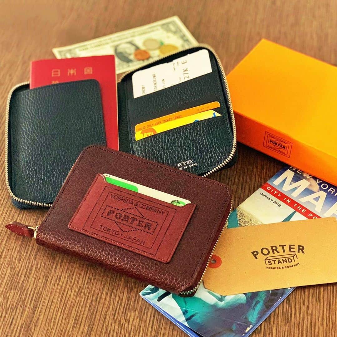のインスタグラム：「『PORTER STAND』  おはようございます。 本日は、発売以来ご好評をいただいているオリジナルアイテム「GLAZE(グレイズ)」シリーズより、パスポートケースを紹介いたします。イタリアのトスカーナ地方にある老舗タンナーの「ワルピエ社」。 そのワルピエ社が製造する代表的な革である“ブッテーロ”に型押しをし、更に一枚一枚職人が丁寧に手染めとグレージング加工を施すことにより、一般的な型押し革とは異なるナチュラルな印象の革に仕上げました。革本来の自然で素朴な表情と透明感のある美しさを持ち合わせ、使い込む程にツヤが増し、経年変化をお楽しみいただくことができます。このアイテムは、パスポートやボーディングパスが収納可能で、カード段も複数配しており、機内で使用するものを整然と収納することができます。PORTER STANDでは、ネイビー・ボルドーの2色展開で、オリジナルのボックスに入ったギフトにもおすすめのアイテムです。 是非店頭でご覧ください。  オリジナルアイテム グレイズ パスポートケース ￥21,000（税別）  #yoshidakaban #porter #吉田カバン #ポーター #luggagelabel #porteryoshida #porterflagshipstore #kurachikabyporter #porterseoul #potr #madeinjapan #japan #porterstand #shinagawa #tokyo #station #glaze #buttero #exclusive #passportcase #travel」