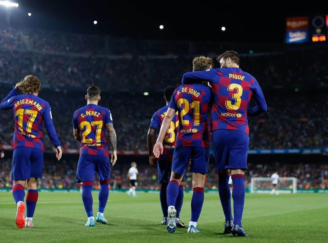 フレンキー・デ・ヨングのインスタグラム：「What a night 😍 Really happy with the win and my first goal in Camp Nou. Thanks to the fans for the amazing atmosphere. On to our first champions league game. 💙❤️」