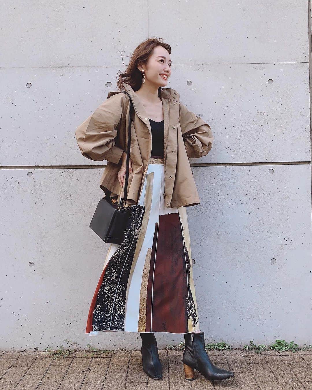 小祝麻里亜のインスタグラム：「そろそろ秋支度🍁 ． 話題のSTYLEBARとFREAK’s STOREがコラボした 秋アウターでAutumnコーデ☺️❣️ ． ． 秋のコーデは、冬より見た目の印象が重たくならないように 気をつけてます💕💕 ． だから 秋アウターに 合わせるのは重たいニット素材はなるべく避け🙅‍♀️ コーデ全体を秋色カラーで統一！ (今年はベージュが個人的におすすめ) ． ぼやけないように少しだけブラックを取りいれて、コーデを締めてます😊😊 ． このアウター、中のボアも取り外せるから 初冬もいけそう🤔 なにより、フレアなシルエットが女性らしくてお気に入り❤️ ． ． ． ＿＿＿＿＿＿＿ #スタイルバー #フリークスストア #秋コーデ #秋アウター #outfit #coordinate #look #instafashion #stylebar #freaksstore #pr #셀스타그램 #얼스타그램 #코디 #스타일링 #데일리 #데일리룩 #오오티디」