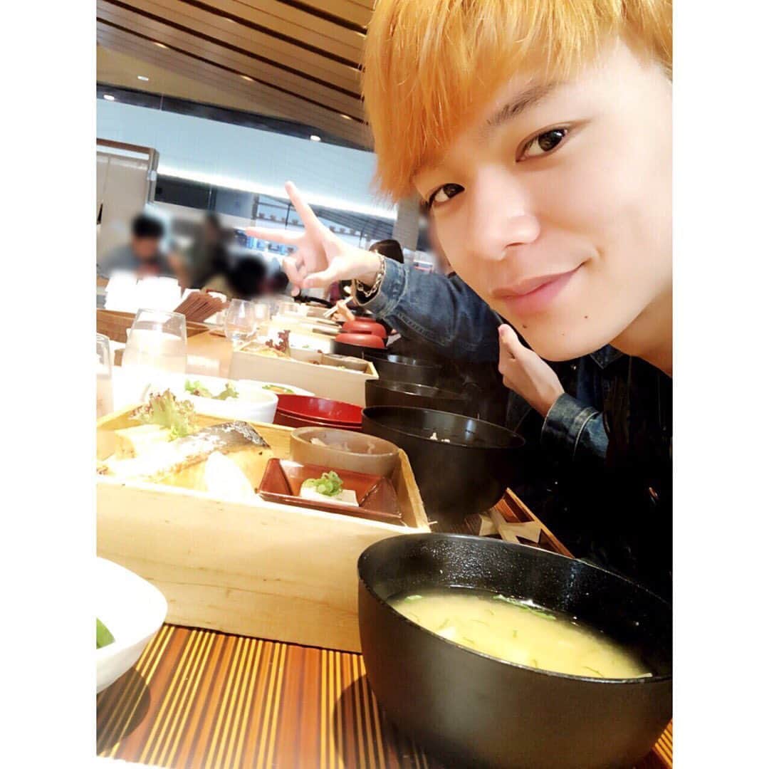 のインスタグラム：「あさごはん！  これからサイン会楽しんでいこうぜ〜 #スパドラ  #あさごはん #つよしごはん」