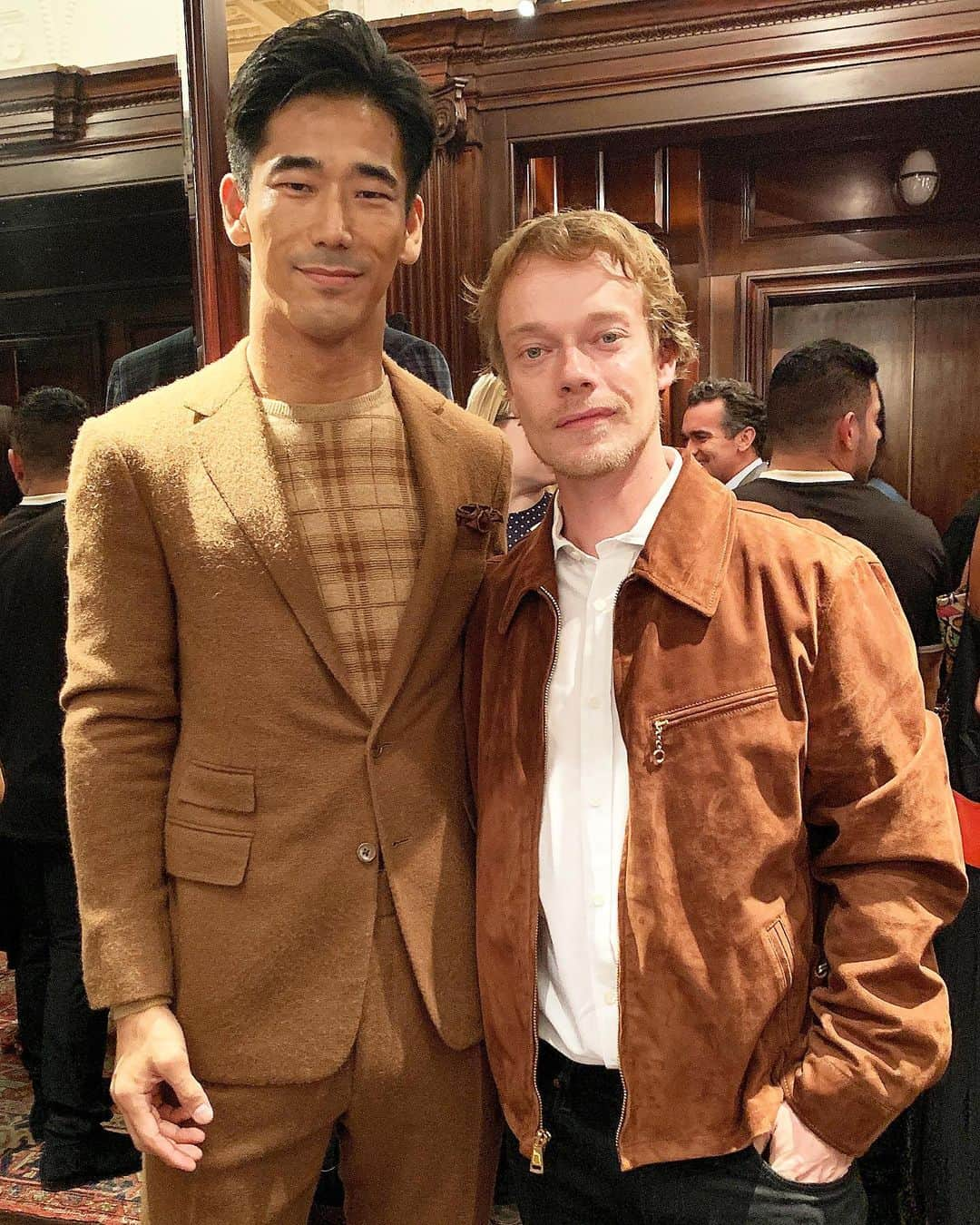 小林直己さんのインスタグラム写真 - (小林直己Instagram)「Great meeting you @alfieeallen . Big reveal; I’m a big fan of @gameofthrones .  #ゲームオブスローンズ でもお馴染みのアルフィー・アレンさんとお会いしました。実はこの作品、大好きなんです。  #小林直己 #NaokiKobayashi #AlfieAllen #gameofthrones #got #TheonGreyjoy #jimmoore #hunksandheros #gq #RalphLauren #asian #nyc #nyfw #nyfw2019 #fashion #party #styling #アルフィーアレン  #シオングレイジョイ #シリーズにハマると寝られなくなる #止めるタイミングわからなくなる #好きなキャラは #ティリオン」9月15日 8時12分 - naokikobayashi_works