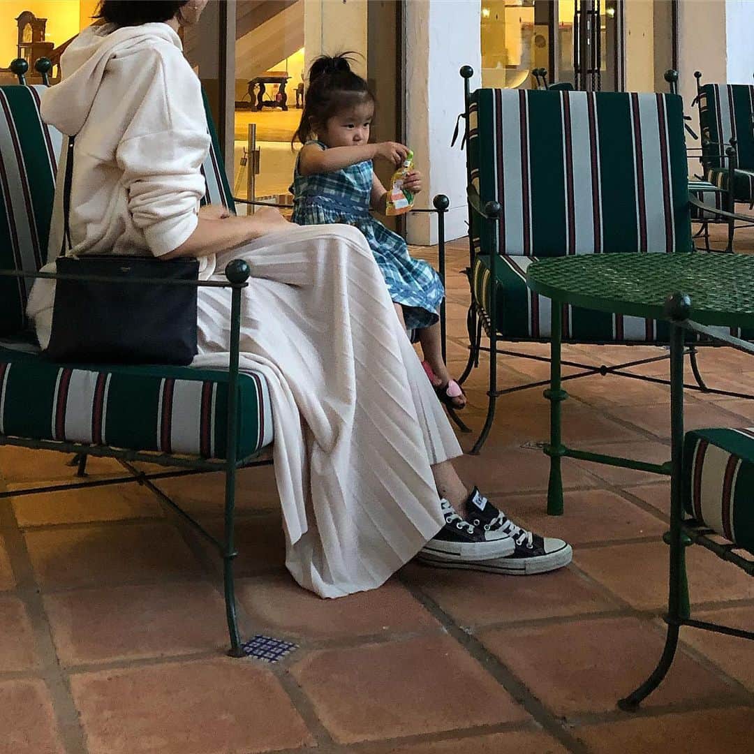 美生のインスタグラム：「. 子供ができて﻿ カジュアルな格好が﻿ しっくり…♡﻿ ﻿ このパーカーは﻿ 間も無く発売♡﻿ プリーツスカートは 🔍ロングプリーツスカート ♡ ﻿ この感じも好き♡﻿ ﻿ 今日は朝から晩まで遊ぶぞー💪🏻」