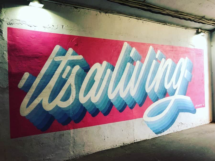 のインスタグラム：「MoskvaとLithuaniaのライブの合間にストリートアート散策もしてきました。街がとても綺麗でストリートの作品やステッカーは殆ど見かけないのですが、たまに発見する作品はどれもクオリティーが高い！！ 最後の一枚は、ヴィリニュスの教会でのライブの様子を描いてくれた絵、終演後にお客さんがプレゼントしてくれました。 #streetart #streetartmoskva  #streetartlithuania #Moskva #Lithuania #asachangandjunray」