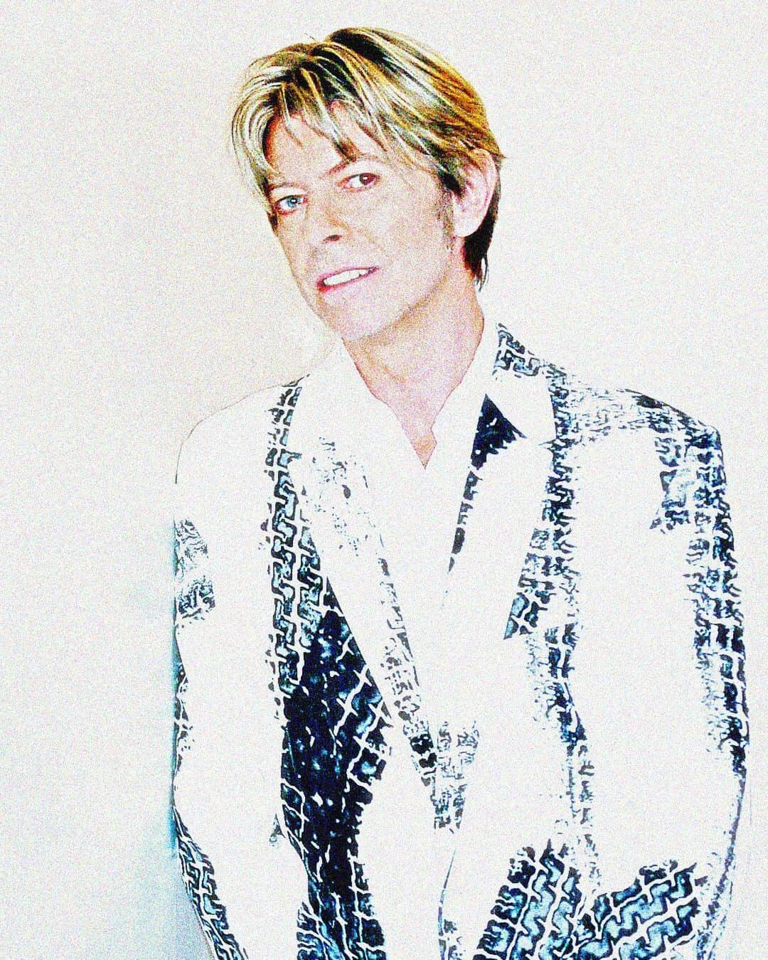 デヴィッド・ボウイさんのインスタグラム写真 - (デヴィッド・ボウイInstagram)「David Bowie in New York by @blamsnap, 10 June 2002, backstage at Late Show With David Letterman for performance of Slow Burn. © TotalBlamBlam@DavidBowie.com  #RandomBowie  #BowieByBlamSnap」9月15日 8時25分 - davidbowie