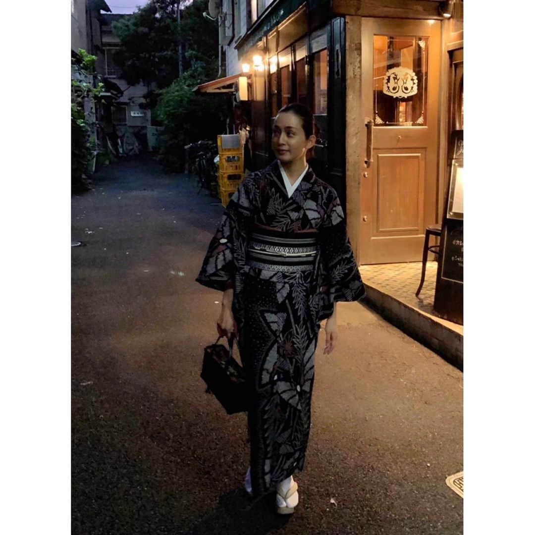 竹中友紀子のインスタグラム：「#お着物  絞りの浴衣をお着物風に。 帯は博多織の名古屋帯。 黒の浴衣に黒の帯。普段あまりやらない組み合わせですが、あえてシックにまとめてみました。 だいぶ涼しくなりましたね〜 浴衣はそろそろお仕舞い。ちょっと淋しいけど、これからはお着物を着る機会を増やしていきたいと思います。」