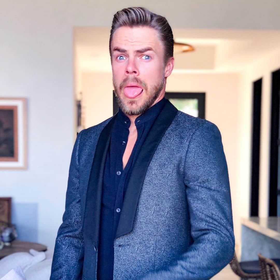 デレク・ハフさんのインスタグラム写真 - (デレク・ハフInstagram)「Red carpet ready for the #emmys 👍🏼」9月15日 8時56分 - derekhough