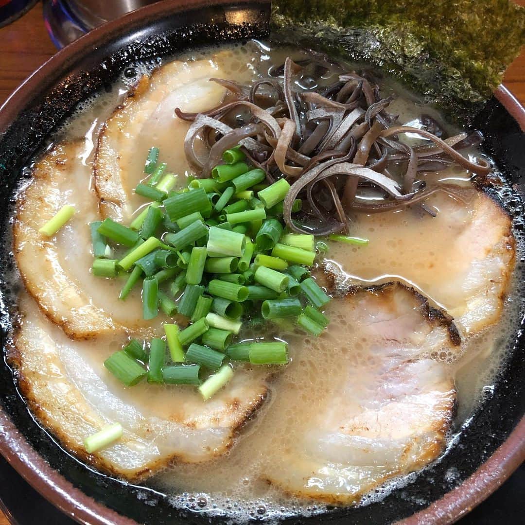 みずしな孝之のインスタグラム：「大塚の博多長浜ラーメン・ぼたん。この界隈ではダントツに獣くさい（それがいい）。」