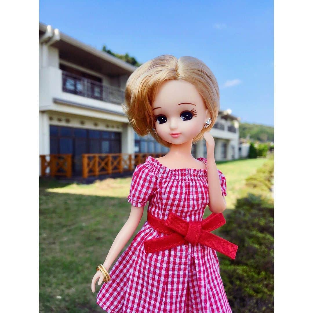 リカちゃんさんのインスタグラム写真 - (リカちゃんInstagram)「The focus of today's outfit is the #ginghamchecked dress♪ 今日は #ギンガムチェック のワンピースでおでかけ♪ 大きな赤いリボンがアクセントよ♡ チェック柄には #アーガイルチェック 、 #グレンチェック などのいろんな種類があるから、その日の気分にあわせて選んでみるといいかも☆ #ootd #リカちゃん #fashion #ootd #hairstyle #licca #liccadoll #japanesedoll #japan #girl #instadaily #instagood #instagramjapan #instagram」9月15日 9時00分 - bonjour_licca