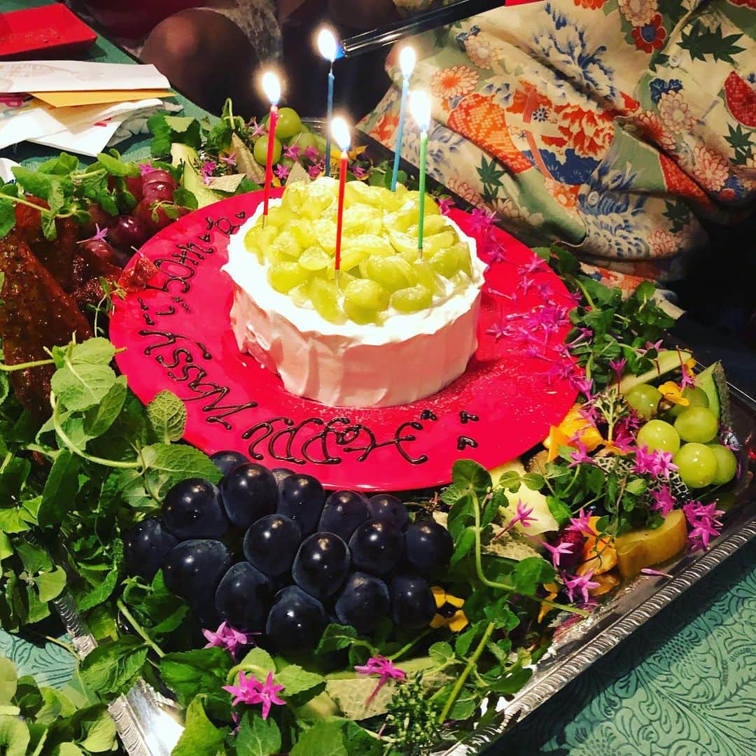小川薫さんのインスタグラム写真 - (小川薫Instagram)「家族のように仲良くしてもらっているワッシーお兄ちゃんの50歳のサプライズバースデーパーティー✨東京からのゲストもいらっしゃり12名での祝杯を。日頃からの感謝とお祝いの気持ちを込めてテーブルコーディネートとライブを担当🍴スープルのテーマカラーのグリーンにイエローを挿し色にして、テラスのローズマリーも加えたナチュラルな装花。イメージはカリフォルニアのガーデンパーティー。ミニブーケにして皆さんに幸せのお裾分けをお持ち帰りしてもらいました💐 1969年の貴重なシャンパンやワインをなんと一夜にして３本も堪能。私の人生はワインや食を通してたくさんの素敵なご縁を戴いています。 Happy Birthday 🎂  #salondeclover  #サロンドクローバー #小川薫 #おもてなし #おもてなし料理教室 #料理教室 #料理研究家 #テーブルコーディネート #テーブルコーディネーター  #大阪料理教室 #cookingclass  #tablesetting  #堀江 #堀江公園 #tablecoordinate #パーティーフード #おもてなし料理 #夏の中華 #中華 #中華レッスン #バースデーテーブル  #50歳のお祝い」9月15日 9時04分 - salondeclover