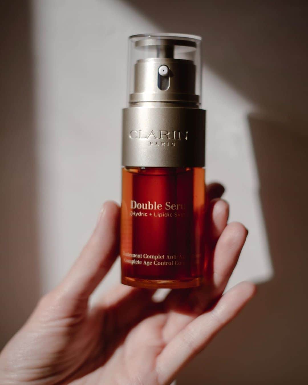 CLARINSさんのインスタグラム写真 - (CLARINSInstagram)「Visibly smoother, firmer, more radiant skin—powered by plants! 🌱Turmeric, known for its exceptional anti-aging properties 🌿Orthosiphon herb extract helps improve skin texture 🌱Oat sugars visibly firm and lift 🌿Callicarpa extract revives radiance 📷: @_jennamcarthur #ClarinsSkincare」9月15日 9時15分 - clarinsusa