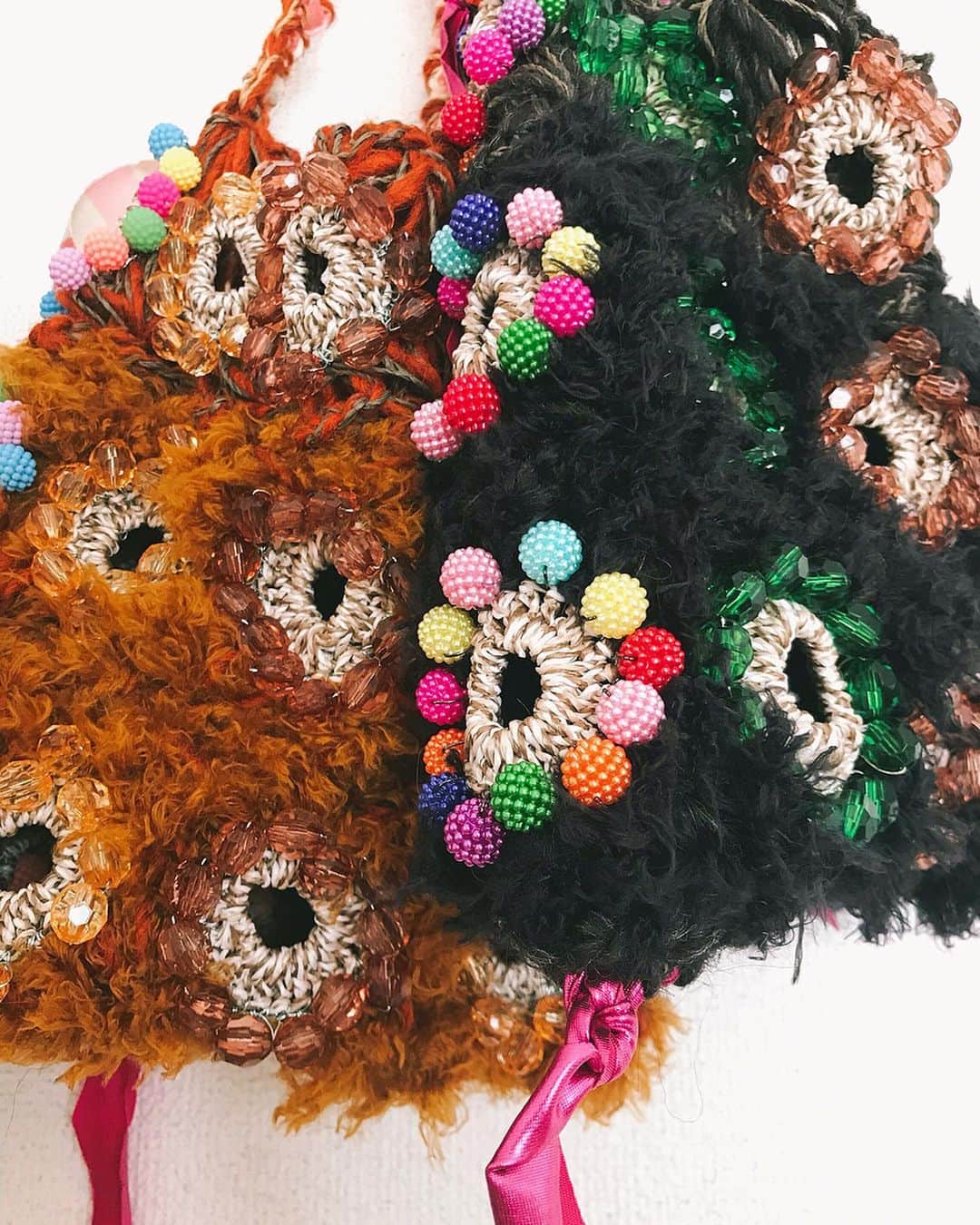 蓮沼千紘さんのインスタグラム写真 - (蓮沼千紘Instagram)「New release 📢  Bead bag knitted with fake fur yarn.  9/21 新宿 詳細近日公開。  #knit #aneddy #bag #handwork」9月15日 9時15分 - knitchihiro