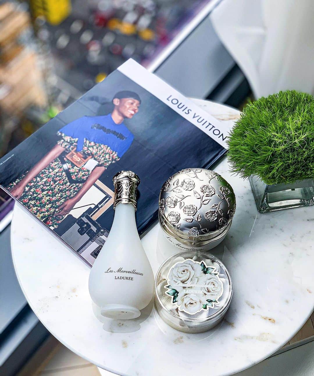 yuiさんのインスタグラム写真 - (yuiInstagram)「NYに持ってきた  Les Merveilleuses LADURÉE 🥀🥀 発売されたばかりのお化粧水とフェイスパウダーです。 . ラデュレらしい、可愛いくお上品な容器がお気に入り。 . 何よりとってもいい、ローズ🥀の香り。  無農薬で栽培された食用のバラ"ホワイトチャーミング"が化粧品原料に採用されていて、つけ心地も🙆‍♀️ . . 💗 #ラデュレ#LADURÉE #蒼白肌 #レメルヴェイユーズラデュレ @lm_laduree」9月15日 9時07分 - yuiram