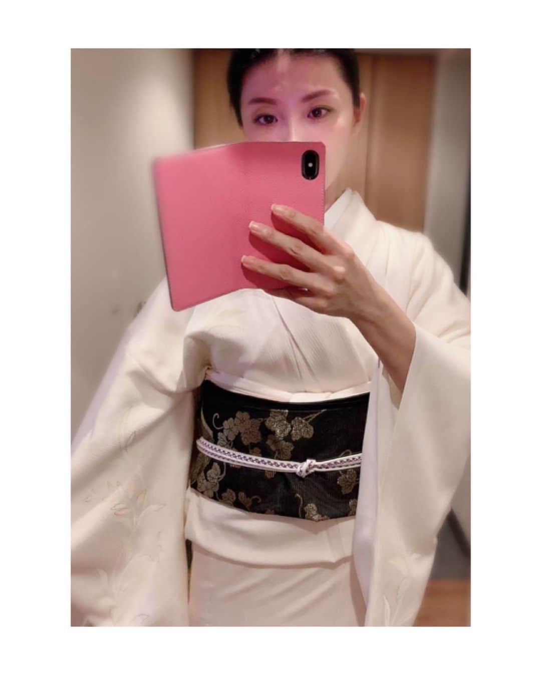 川村亜紀さんのインスタグラム写真 - (川村亜紀Instagram)「中秋の名月の夜にお月見へ🌕  #お着物 や #花街 #歌舞伎 など #日本の伝統 が長く守られ受け継がれますように。 #kimono #kimonocordinate #japanesekimono #japanesetradition #beautifultradition #lovekimono  #instakimono  #お着物 #お着物コーディネイト #日本の伝統 #守るべきもの #夏のお着物 #浴衣 #浴衣コーディネイト #帯とお着物 #帯締めと帯揚げ #お草履とバッグ #帯留め #組み合わせが楽しい  #亜紀の和装記録」9月15日 9時10分 - _aki1015_