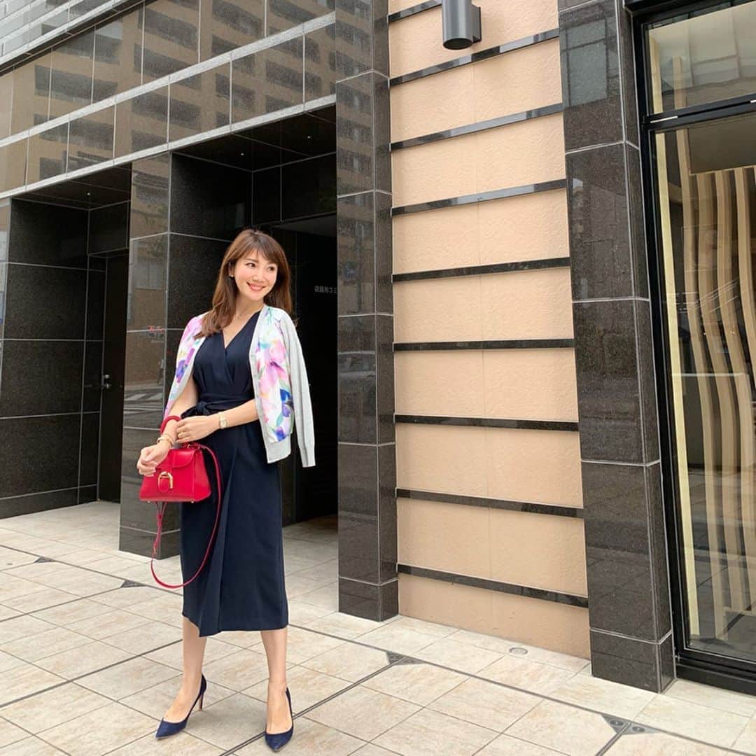 のインスタグラム：「・ ・ 日中はまだまだ暑く夕方から涼しい静岡。 ・ dinner前の一枚📸 ・ onepiece.cardigan→#lialapg pumps→#pellico bag→#delvaux ・ #onepiece #coordinate #outfit #ootd #look #style #fashion #wardrobe #instagood #instafashion #ママコーデ #ママコーディネート #ママファッション #コーディネート #ファッション #ワンピース」