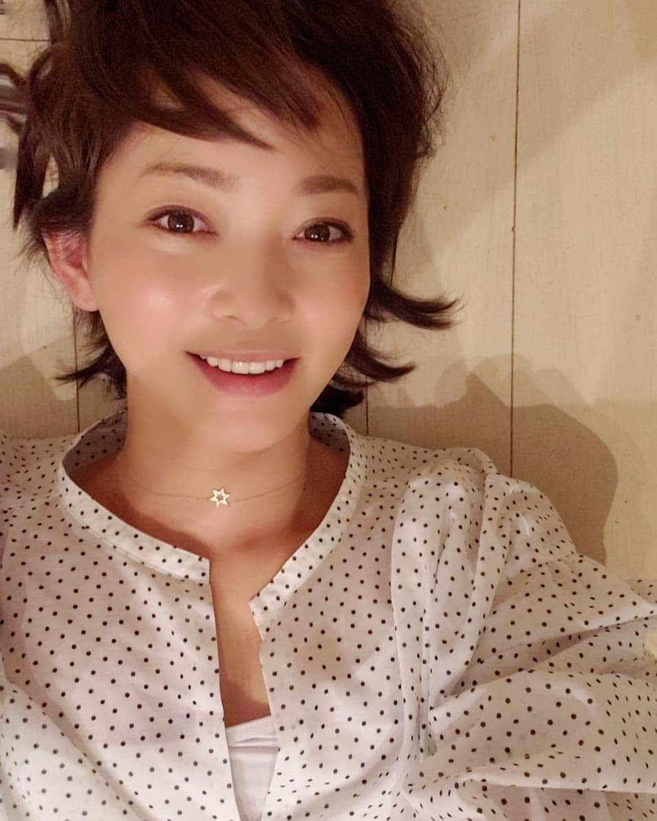 佐藤純さんのインスタグラム写真 - (佐藤純Instagram)「ショートにしました✂️ どぉかしら？？？ うっそ～ん😁(笑)  写真2枚目みてね！  娘の髪の毛でした😂  ウィンク😉ができない私と娘。  力はいりまくり(笑)  #ショートヘア #ウソだよーん #ウィンク #親子 #兄妹 #ママ#ママモデル#モデル #mama #mamamodel #model」9月15日 9時40分 - junsatoidea