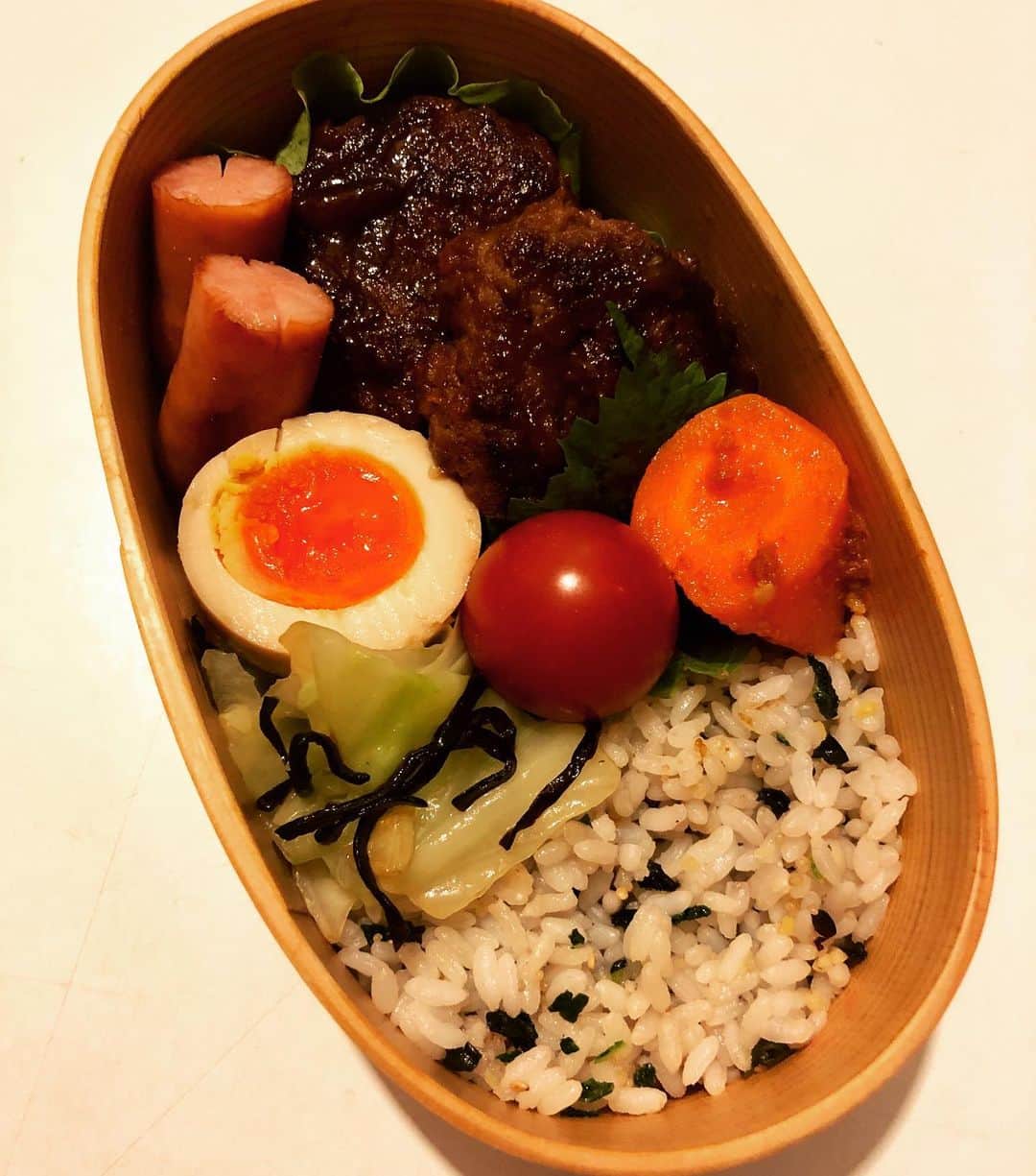 甘糟記子さんのインスタグラム写真 - (甘糟記子Instagram)「金曜日のお弁当( ^ω^ )  ハンバーグと、味玉、キャロットサラダ、さっと茹でたキャベツと塩昆布とごま油を和えたもの、ウィンナー、トマトです(≧∀≦) 今週は3連休！ 土曜日に学校が休みなだけでも嬉しいのに(๑˃̵ᴗ˂̵) ウキウキしとります( ^ω^ )  #甘糟ご飯#ご飯#昼ごはん#ランチ#弁当#曲げわっぱ#わっぱ弁当 #ハンバーグ#japanese#japanesestyle #japanesefood #bento#lunch#lunchbox」9月15日 9時58分 - norihey924