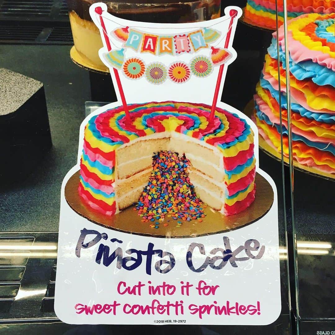 アメリカ大使館さんのインスタグラム写真 - (アメリカ大使館Instagram)「😲わぁわぁわぁ！カラフル‼️ カラフルな🎂はやっぱり🇺🇸アメリカンって感じしますよね〜🤣 このケーキ、外観もすごいけど、中もすごい👀‼️ Piñata (ピニャータ)とは、メキシコの子供のお祭りや誕生日などに使われるもので、中にオモチャ🤖やお菓子🍬を詰めた紙製のくす玉🎊なんですが、アメリカこれをケーキで再現しちゃった👀 . #usa #america #colorful #cake #pinata #pinatacake #partyitems #partygoodies #studyabroad #livinginamerica #アメリカ #留学 #アメリカ生活 #海外生活 #子供向け #パーティーアイテム #スーパーマーケット #カラフル #ケーキ #甘党」9月15日 9時55分 - usembassytokyo