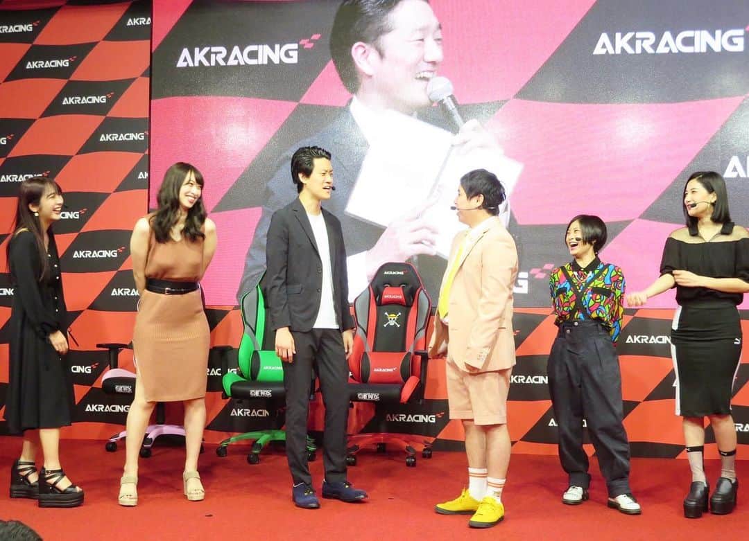 のインスタグラム：「『東京ゲームショウ2019 AKRacingブース』 ステージの司会やらせてもらってます。 本日最終日！ よろしくお願いします。 写真は色んな方のSNSから頂戴致しました。 #東京ゲームショウ #TGS #TGS2019 #AKRacing #ゲーミングチェア #霜降り明星 くん #倉持由香 ちゃん #水沢柚乃 ちゃん #小島みゆ ちゃん #RaMu ちゃん #陣内智則 さん #尼神インター ちゃん #エーケーレーシングガール ちゃん #幕張メッセ #キクチウソツカナイ」