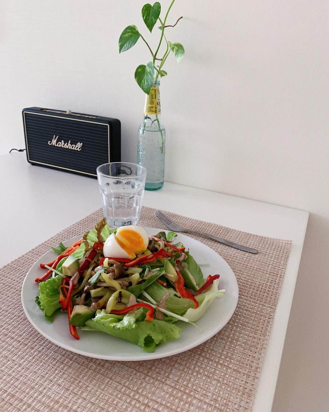 のインスタグラム：「🥑 . 一人暮らしを始めて1週間半。 なんだろう、ずっと楽しい🤣🤣🤣 自分だけで暮らしを作っていくこの作業がたまらん！ . しかしながら気がつくと賞味期限が訪れるねこれ。笑 お鍋をした後の残った野菜をbigサラダに🥗 . レタス、水菜をベースに、 ガーリックとオリーブオイルで炒めた舞茸、しめじ、バナナピーマン(なんか頂いた初めましての野菜w)を乗せて アボカド、パプリカ＋半熟卵のゆで卵🍳 . ドレッシングはマヨネーズと塩とバルサミコ酢と胡椒！ ハワイアン掛けながらの朝ごはん、 今日も自分の「最高」を自分で作り出したことに拍手👏 . そんなわけで、一人暮らしの新居をYouTubeに紹介してみました🎬 まだものは揃っていないけど、良かったら見てね🌈 . . #breakfast #morning #salada #healthylifestyle #healthy #marshall」