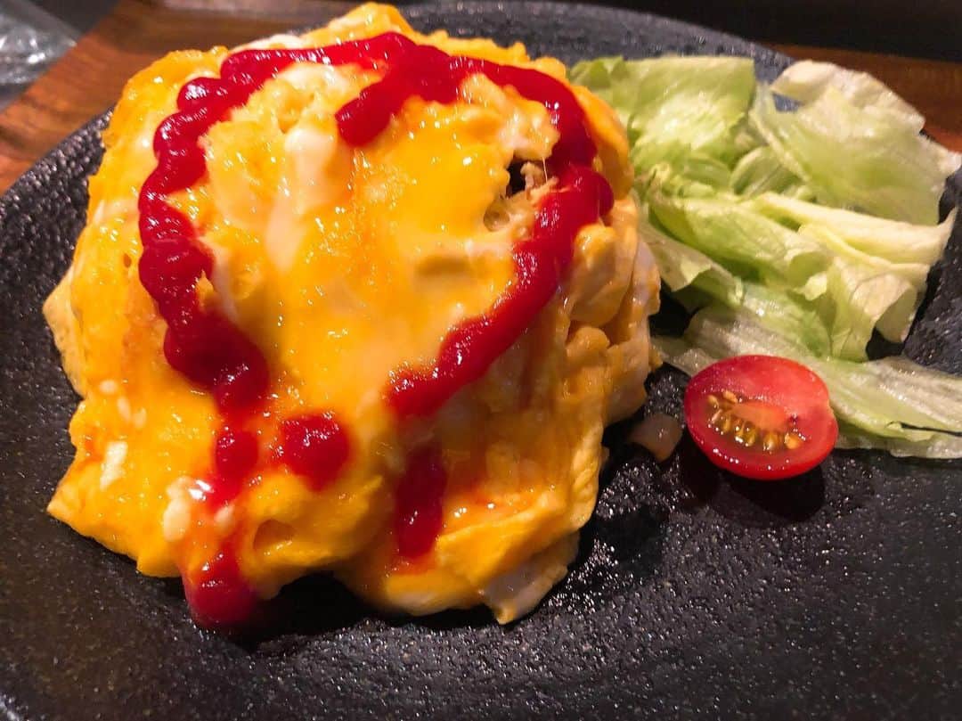 Ayata（あやたーん）のインスタグラム：「和の居酒屋だけど材料あったからまかないでチーズ入りのオムライス作った🤤  卵トロトロにしたかったけどむずい😢」
