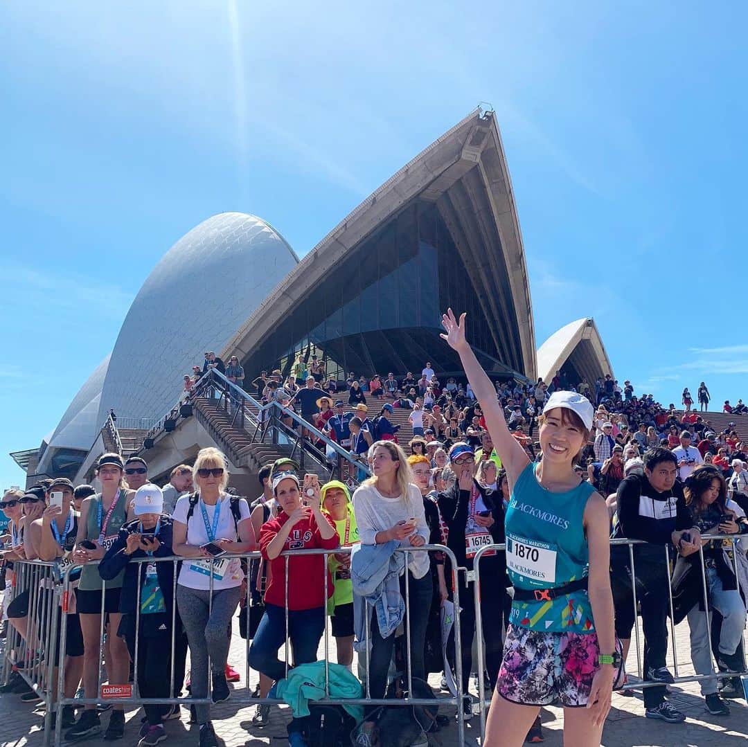 中橋舞さんのインスタグラム写真 - (中橋舞Instagram)「. . #Sydneymarathon やったぜ！！笑顔でfinish！！ やったぜ！！初海外マラソンでPB✨ finish地点のオペラハウスが見えた瞬間涙が出そうになった！ . . 日本のマラソンはもちろんだけど、 こんなに海外マラソンは楽しいのか❤️ たくさんの沿道にpowerをもらって✨ 最高の記憶に残る初海外マラソンに🏃‍♀️ . . 写真もたくさん撮ったので また詳しく書きます✒️ これからfinisher partyだ🥂 食べるぞー🥩 . . #まいrun #シドニーマラソン #Sydneymarathon #タビジョラン #まいのシドニーマラソンの旅」9月15日 15時29分 - mai_nakahashi