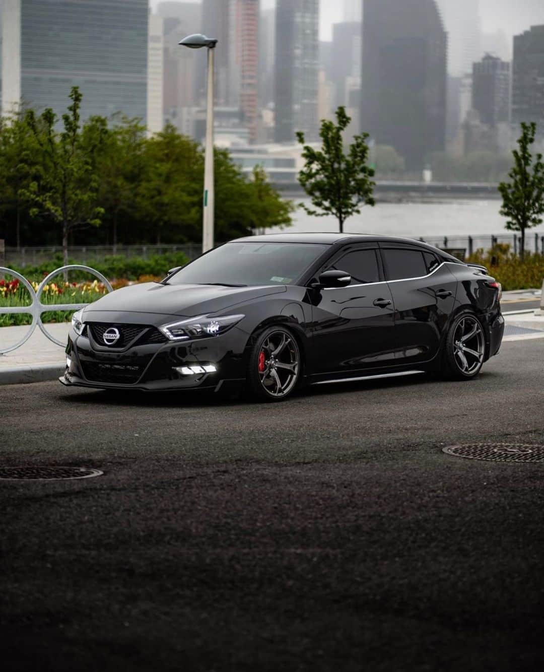 のインスタグラム：「On today's edition of curb side views: #NissanMaxima #Nissan #Maxima 📷 @ke.vi.n 🚗 @kevinjvalentino」
