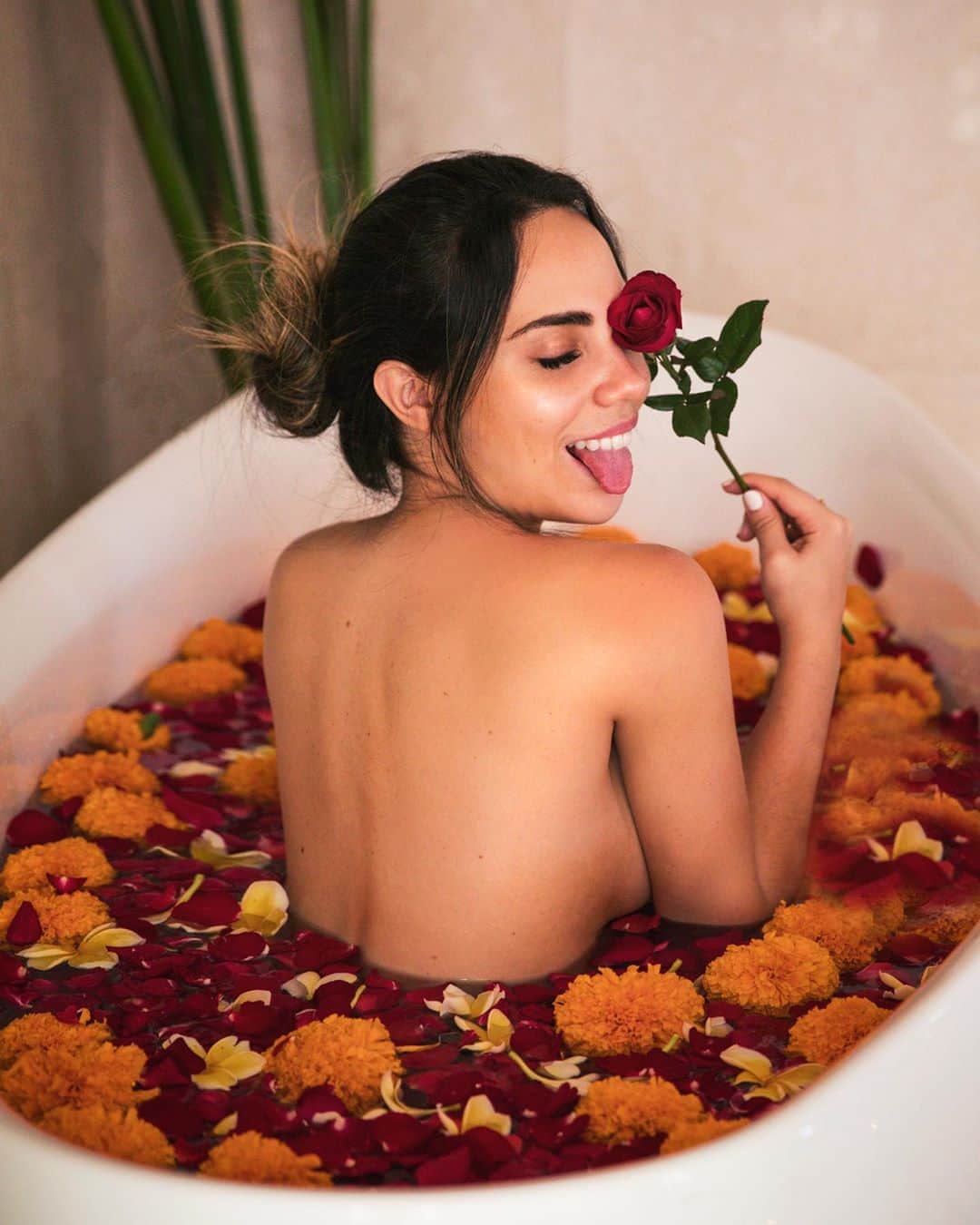 Katy Esquivelのインスタグラム：「Mi idea de domingo perfecto 🌹 ••• Saben algo? Últimamente siento equilibrio en mi vida y me he dado cuenta que es debido a algo muy simple: dedicarme a mí. Tomarme 1 día a la semana para cuidar mi cuerpo y mente ha hecho una gran diferencia porque ahora soy más feliz. Si notaron, no publiqué nada como por 2 semanas y vaya que me hizo bien! Las redes intoxican y deben ser tomadas con cuidado. No todo debe ser competir, mostrar, envidiar, anhelar... dejen el celular y salgan a disfrutar que las fotos en Instagram seguirán ahí cuando regresen de disfrutar el mundo real. El día que dejé de preocuparme por los likes o por los views on YouTube, fue el día en el que sentí que recuperé mi vida y empecé a hacer contenido que me hace feliz. Por qué estoy diciendo esto? Porque quiero que ustedes se den la oportunidad, al menos 1 hora a la semana, de olvidarse de todo lo que los rodea y se enfoquen solo en ustedes. Para disfrutar la vida, para comer algo rico, para darse un baño con música a todo volumen, para meditar, para conocerse más a uno mismo, y les prometo que sin darse cuenta serán más felices. Cuéntame en los comentarios que quieres hacer para engreírte un poco hoy! 🙏🏻❤️」