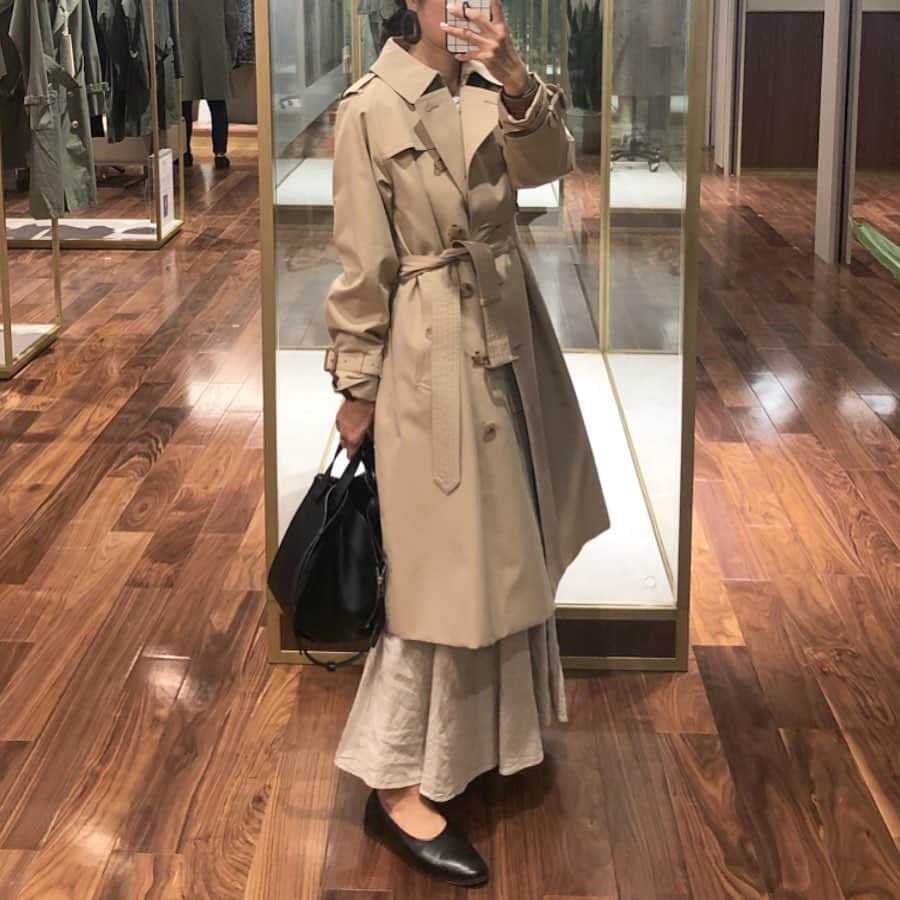 のインスタグラム：「⠀  GINZA TIMELESS 8 OPEN プレイベントに お伺いしてきました✧︎*。 ⠀ 7階の @sanyo_coat にて 色々とコートを試着. ユニセックスなコートも多くて どれも好みなカッコ良い顔してるー𓀠 ⠀ 試着させていただいた100年トレンチ. いくつかある100年トレンチの中でも わたしはラグランスリーブの クラシックモデルが1番しっくり. ⠀ お手入れしながら 世代を超えて長く愛用されるコート っていうコンセプトが 今の時代にもマッチしてると思う. ⠀ 翁格子を元に開発された 「三陽格子」も素敵. ⠀ #ginzatimeless8 #sanyocoat #サンヨーコート #100年コート #classic #TIMELESSWORK  #トレンチコート #trenchcoat  #三陽格子 #三陽商会 ⠀ ⠀」