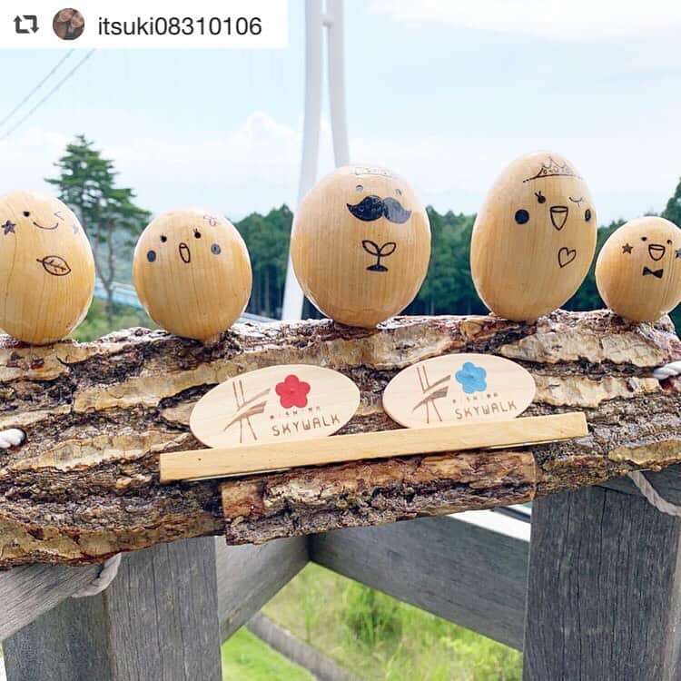 三島スカイウォーク／公式さんのインスタグラム写真 - (三島スカイウォーク／公式Instagram)「お客様が撮影したKicoroの写真をご紹介します🥳🎶 . ①②は展望台に設置しているKicoroのオブジェで撮ってくださいました👏📷 . 後ろに吊橋がうつっているのがポイントです☺️🌈 . ③④は散策路の写真です🎶 . 角度によってお洒落な写真が撮影できたり、可愛らしい写真ができたり、、、変わりますよね😉‼️ . 皆さんのここだ！と思う角度から撮影してみてください🎶 .  可愛いらしい写真を撮影してくださりありがとうございます😉✨✨ . 思い出の1枚を撮りに三島スカイウォークへ遊びに来てくださいね🥺❤️ . #三島スカイウォーク #スカイウォーク #静岡 #箱根 #伊豆 #三島 #観光 #吊橋 #吊り橋 #日本一 #富士山  #空をあるこう森であそぼう #キコロ #Kicoro #展望台  #散策路 #森 #木 #mishimaskywalk #skywalk #japan #MountFuji #shizuoka #travel #trip #fun #instagood #nature #beautiful #followme」9月15日 10時08分 - mishima_skywalk