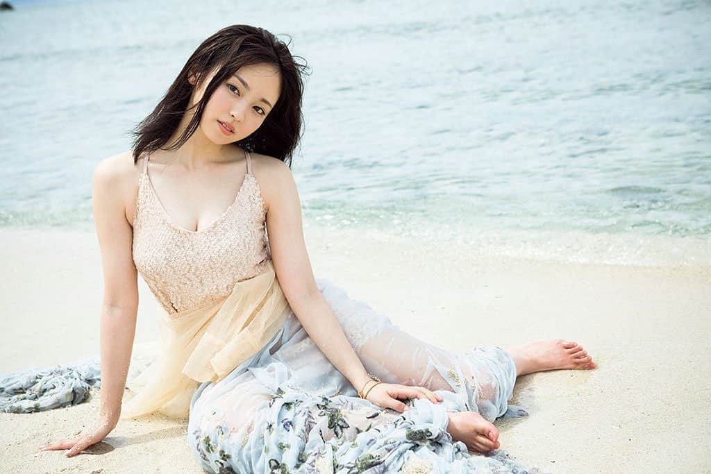 川上舞乃のインスタグラム：「ヤングマガジン  表紙巻頭 今泉佑唯さん  本日発売です！！沖縄でずーっと笑ってたずーみん！元気もらいました☺️ #今泉佑唯  #ヤンマガ  #ヤングマガジン  スパンコールトップスは @ottodame  スカートは @aoiwanaka.official  ありがとうございました✨」