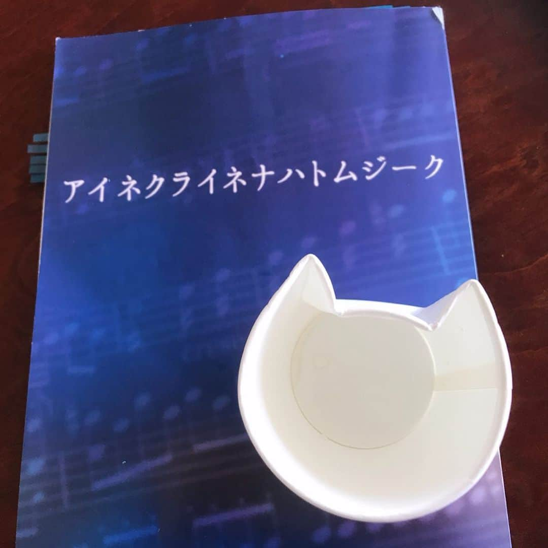 恒松祐里さんのインスタグラム写真 - (恒松祐里Instagram)「映画「アイネクライネ ナハトムジーク」公開まであと5日！ ㅤㅤㅤㅤㅤㅤㅤㅤㅤㅤㅤㅤㅤ 今日からちょくちょくオフショットを載せていきたいと思います。 と、言っても食べ物の写真ばかりなのですが！！ 宮城の食べ物はどれも美味しすぎて、大好きです❤️ 本作の舞台でもある仙台の魅力をたくさん紹介も出来たらと思います！ ㅤㅤㅤㅤㅤㅤㅤㅤㅤㅤㅤㅤㅤ 5日間お付き合いくださいませ☺️ ㅤㅤㅤㅤㅤㅤㅤㅤㅤㅤㅤㅤㅤ さぁ、ということで今日の写真は！ 仙台名物「 #ひょうたん揚げ 」 ボール状の蒸しかまぼこを 甘い衣で包んで揚げた、アメリカンドック風スナックです‼️ ケチャップでM・Oと書いてありますが、、たぶん役名のミオとかけたんだと思います😳 記憶が無いのですが、私がやりそう笑 そして2枚目はお馴染み ネコップ🐱と3枚目こけしです！ ㅤㅤㅤㅤㅤㅤㅤㅤㅤㅤㅤㅤㅤ 明日もお楽しみに✨ #アイネクライネナハトムジーク #おつねとごはん」9月15日 10時11分 - yuri_tune