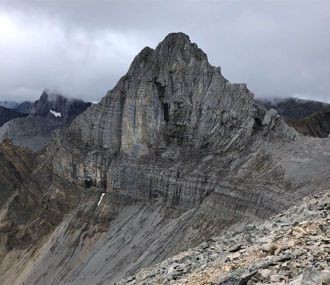 ヘイリー・ベルさんのインスタグラム写真 - (ヘイリー・ベルInstagram)「When in doubt, hike it out! . 📸: @thejohn_andonly . . . . #hikealberta #explorealberta #kananaskis #kcountry #hike #tentridge #ridgewalk」9月15日 10時21分 - hayleighbell