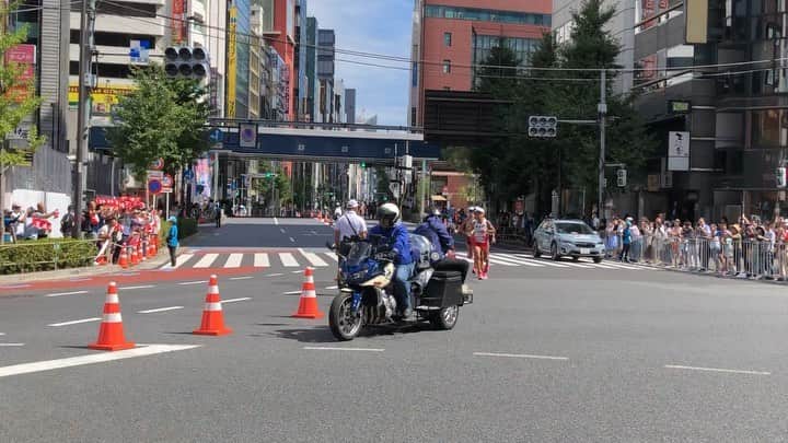 のインスタグラム：「MGC。頑張れー！！！ 箱根駅伝で取材させていただいた方々の姿に。 思わず応援にも力が入ってしまいました😆 . . . #mgc #マラソン #オリンピック  #marathon #tokyo #japan」
