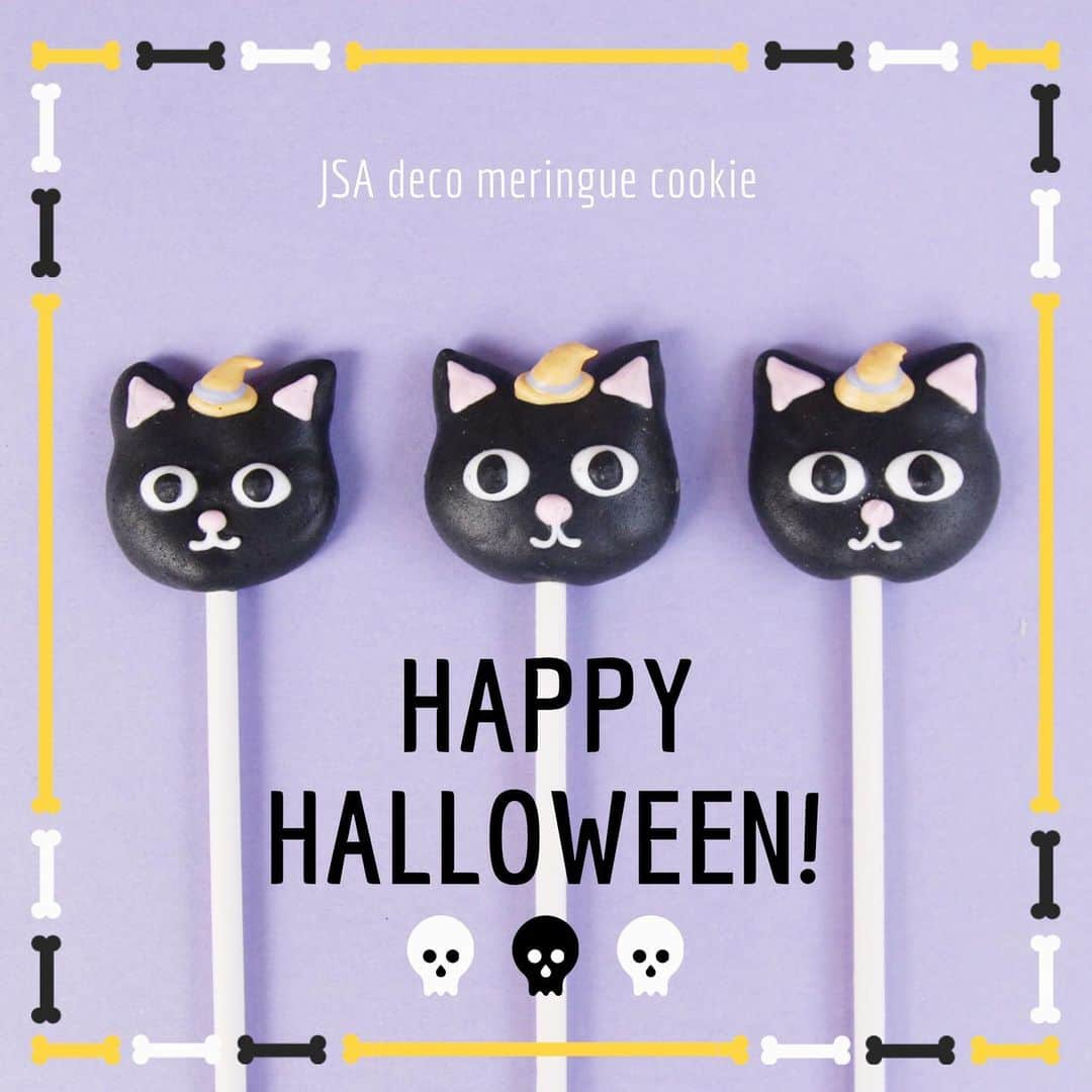 日本サロネーゼ協会さんのインスタグラム写真 - (日本サロネーゼ協会Instagram)「meringue cookie cake♡♡ 🎃ハロウィンのメレンゲトッパー👻 ポップス棒に絞ると、可愛いメレンゲトッパーに♡ ケーキにさしたり、そのままラッピングしてプレゼントしたり、 メレンゲトッパー、ハロウィンやクリスマスなどのイベントに大活躍しそうです😍  JSA史上初！大好評につき、 【11会場で開催決定📣】 デコメレンゲクッキー認定講座に、たくさんのご予約をいただきありがとうございます。 JSAデコメレンゲクッキー認定講師講座は、 最短1日でしっかり基礎から応用までの技術を身につけられます。 立体的なメレンゲクッキー作りも自由自在。  全国から多数のリクエストをいただき、 合計11地域で本部開講いたします‼️ 想定以上の反響の大きさに、ブームの予感？！ お近くの皆さまは、この機会にぜひご参加下さいね😍  札幌・仙台・栃木・東京・名古屋・芦屋・広島・福岡・熊本・宮崎・沖縄ただいまご予約受付中です。 ⭐️ご予約・スケジュールは💁‍♀️ https://web.star7.jp/reserve_new/mobile_yoyaku_101.php?p=82070c7275  1日で可愛いメレンゲクッキー作りを、極めることができます❣️ 詳細は、ブログ↓をご覧ください😊 https://salone-ze.or.jp/blog/9681/  ご予約はこちら↓ https://web.star7.jp/reserve_new/mobile_yoyaku_101.php?p=82070c7275  #デコメレンゲクッキー #メレンゲクッキー #meringuecookies  #meringuecookie  #日本サロネーゼ協会 #サロネーゼ協会 #馬林糖  #馬林糖課程  #馬林糖棒棒糖 #เมอแรงค์คุกกี้ #เมอแรงค์ราคาถูก  #เมอแรงค์  #马林糖  #马林糖  #kuemeringue #meringuelollipop #diyfood #videotutorial #ハロウィンメレンゲクッキー #halloweenmeringues  #halloweenmeringuecookies」9月15日 10時41分 - japan.salonaise.association