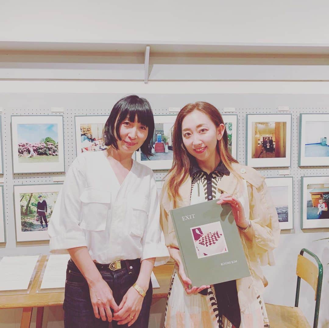 のインスタグラム：「飛び入り参加させていただいた @british_made の @koomikim_photo さんの展示イベント🇬🇧❤️思いつきでご来店者の似顔絵を描き始めたら、学生の頃CDを買って下さったという方や、自分の中学時代の同級生まで偶然来られて、楽しく貴重なひとときでした。２日間イベントに誘っていただいたクミさんに、心から感謝🙌🏻イギリスの多様性とタフな反骨精神を切り取ったフットブックEXITは、British madeさんの本店で展示&販売中です📔 #fashionsnightout #fnojp #britishmade #koomikim #exit #photo #book #exhibition」