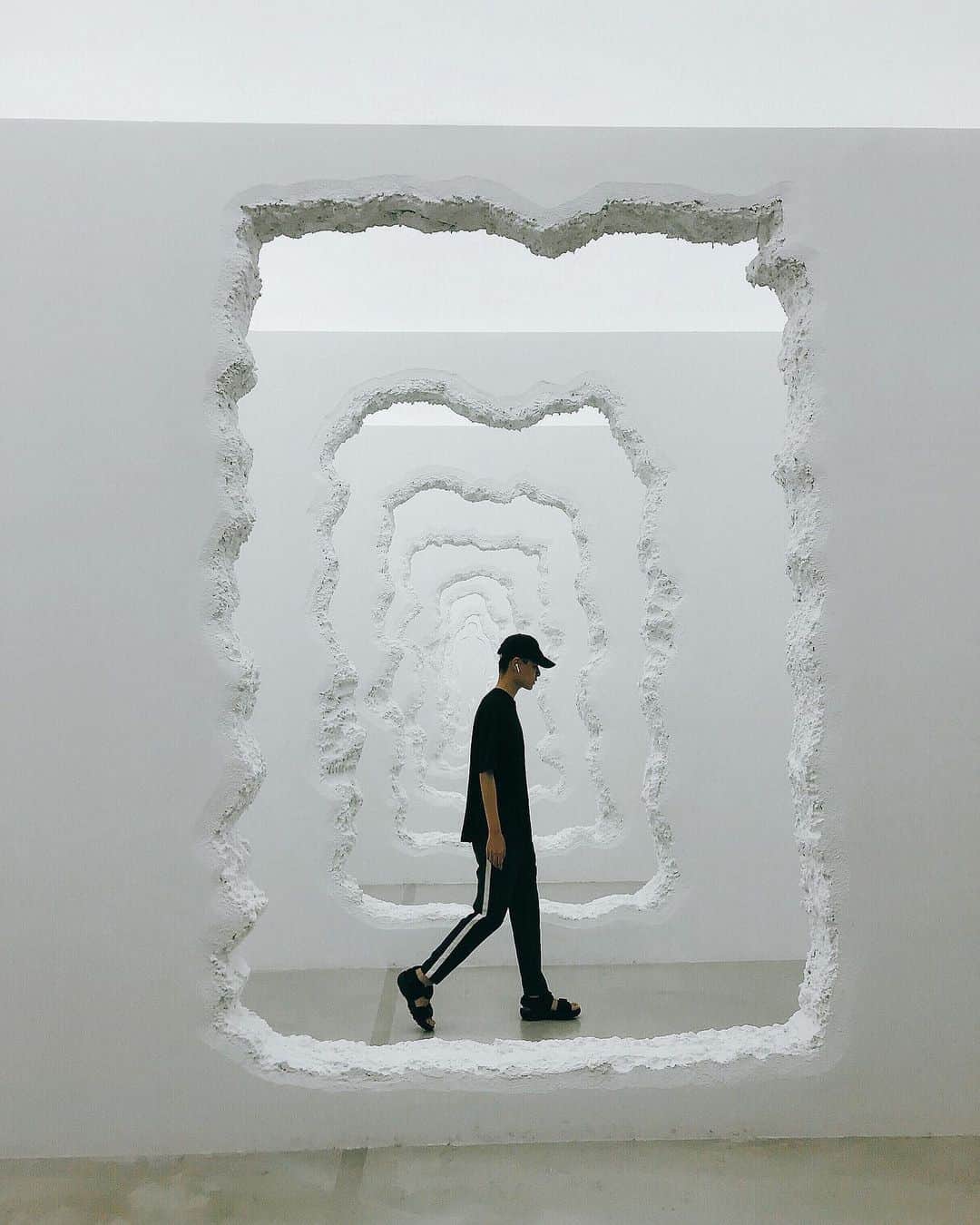 葉晟睿さんのインスタグラム写真 - (葉晟睿Instagram)「「現在，在現」 ⠀ ⠀ ⠀ ⠀ ⠀ ⠀ ⠀ ⠀ ⠀ ⠀ past ⠀ ⠀ ⠀ ⠀ ⠀ ⠀ ⠀ ⠀ ⠀ present ⠀ ⠀ ⠀ ⠀ ⠀ ⠀ ⠀ ⠀ ⠀ future ⠀ *Daniel Arsham’s “Excavated Walls” from Prepetual Present at the HOW Art Museum in Shanghai, China. - #shanghaiist #shanghaimuseum #minimalistart #pinoyartist #contemporaryartwork #ygkplusmodel #asianmalephotography #malemodelshoot #thebundshanghai  #segno #shanghaiart #boysxboys #explorationinsingapore #exploreshanghai #danielarsham #howartmuseum #igerspinoys #viralaccess #外滩 #美術館 #美术馆 #返校 #返校detention #상하이 #상해 #ビタ男 #군인 #미술관 #ig打卡熱點 #lvseoul」9月15日 10時37分 - kalvin.yeh