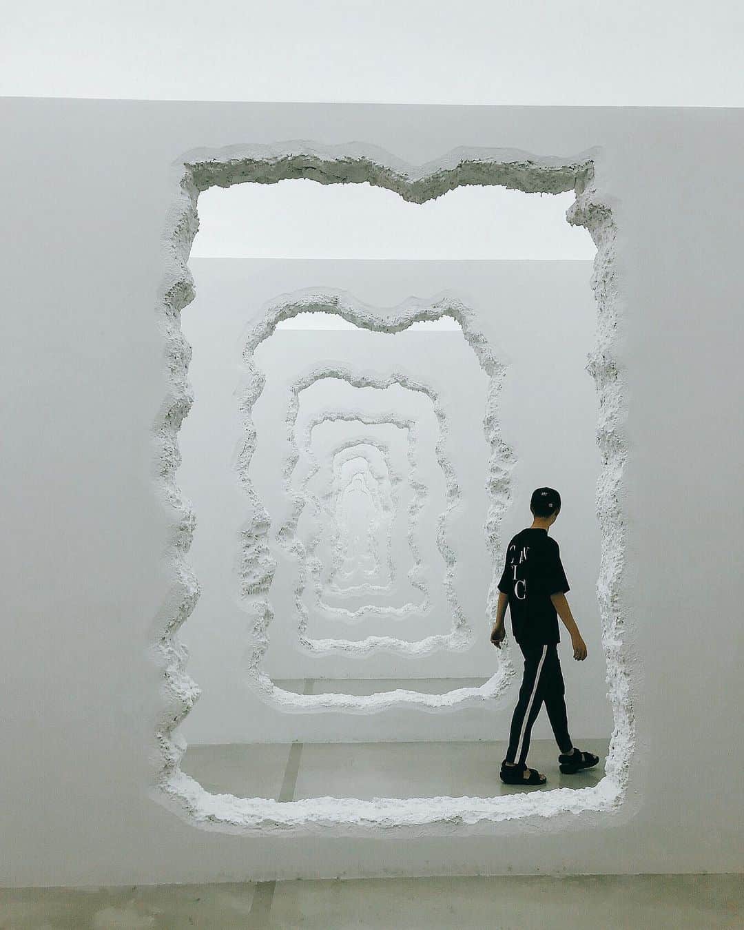 葉晟睿さんのインスタグラム写真 - (葉晟睿Instagram)「「現在，在現」 ⠀ ⠀ ⠀ ⠀ ⠀ ⠀ ⠀ ⠀ ⠀ ⠀ past ⠀ ⠀ ⠀ ⠀ ⠀ ⠀ ⠀ ⠀ ⠀ present ⠀ ⠀ ⠀ ⠀ ⠀ ⠀ ⠀ ⠀ ⠀ future ⠀ *Daniel Arsham’s “Excavated Walls” from Prepetual Present at the HOW Art Museum in Shanghai, China. - #shanghaiist #shanghaimuseum #minimalistart #pinoyartist #contemporaryartwork #ygkplusmodel #asianmalephotography #malemodelshoot #thebundshanghai  #segno #shanghaiart #boysxboys #explorationinsingapore #exploreshanghai #danielarsham #howartmuseum #igerspinoys #viralaccess #外滩 #美術館 #美术馆 #返校 #返校detention #상하이 #상해 #ビタ男 #군인 #미술관 #ig打卡熱點 #lvseoul」9月15日 10時37分 - kalvin.yeh
