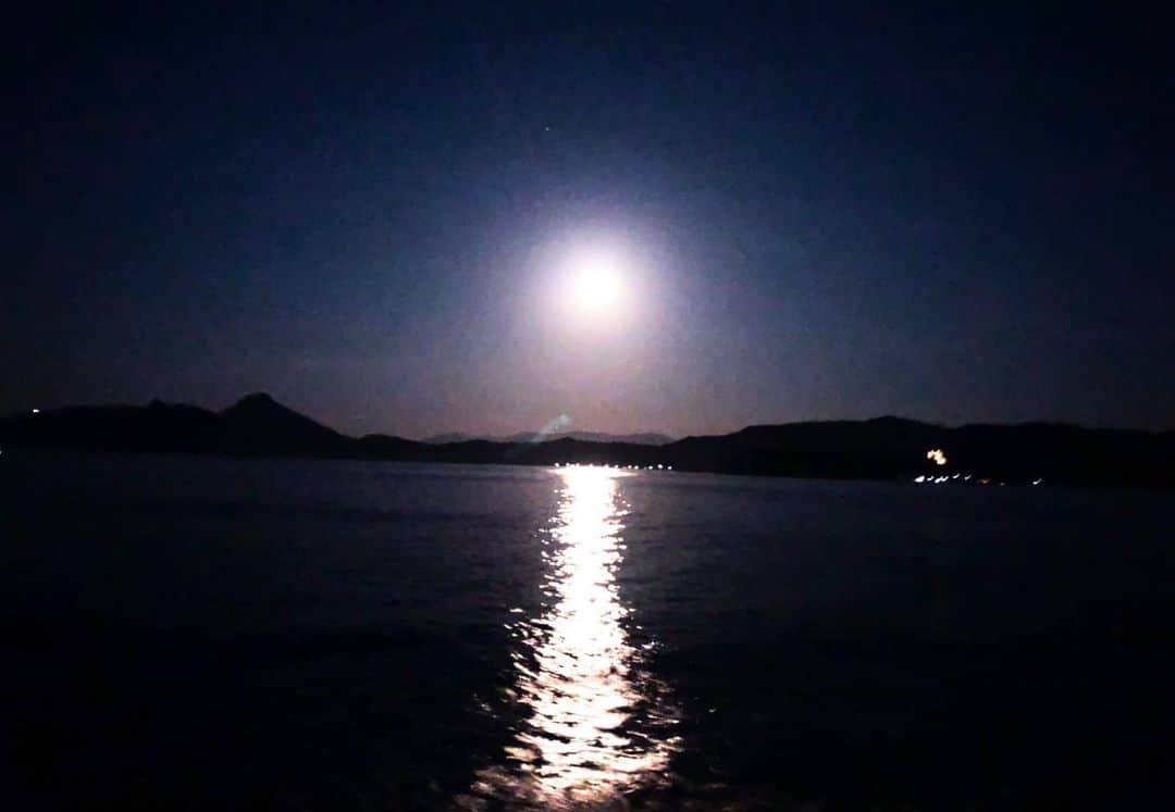 のインスタグラム：「満月🌕の日、丹後にいました。﻿ ﻿ 大阪に住んでいるから﻿ ビルや建物越しの満月は見るけど﻿ 海越しの満月は初めて。﻿ ﻿ 月明かりが海面に反射して﻿ 言葉では言い表せれないくらい美しい🌕﻿ ﻿ 地球に生まれて良かった🌏﻿ ﻿ 田舎暮らし願望がますます強くなってきた😂﻿ ﻿ 来月の満月も海に行きたいな😌✨﻿ ﻿ #満月 #丹後の海 #海面 #月光 #月明かり #fullmoon #sea #地球 #自然に感謝 #田舎暮らし」