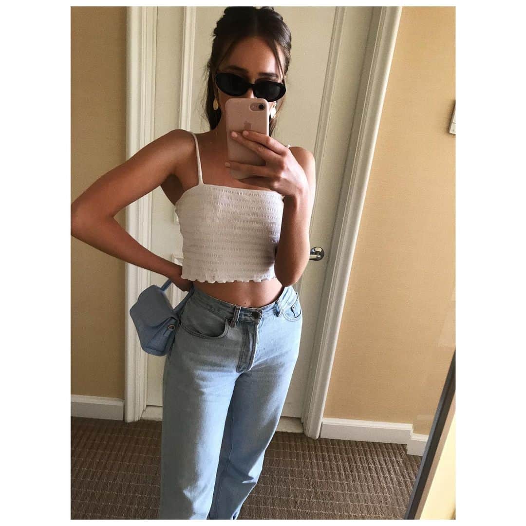 アリシア・デブナム・キャリーのインスタグラム：「It’s summer somewhere☀️」